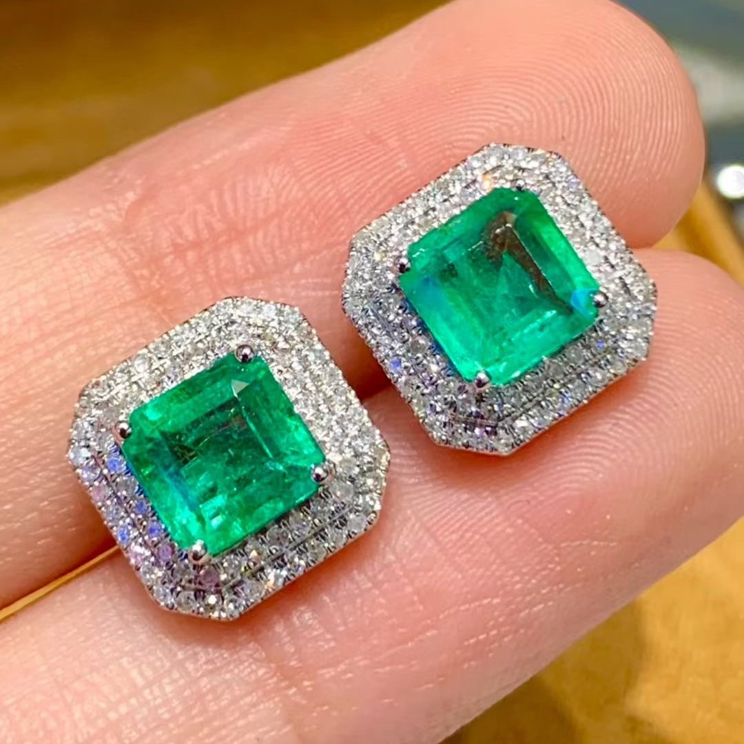 14k Gold 2.3 Ct Natural Emerald & Diamond Earrings: Ref:231085253 // gold content:14k gold // main gemstone:emerald // shape:octagonal // carat weight:2. 3ct // color:green // treatment:natural // // adjacent gemstone 2 : diamond // shape:round //