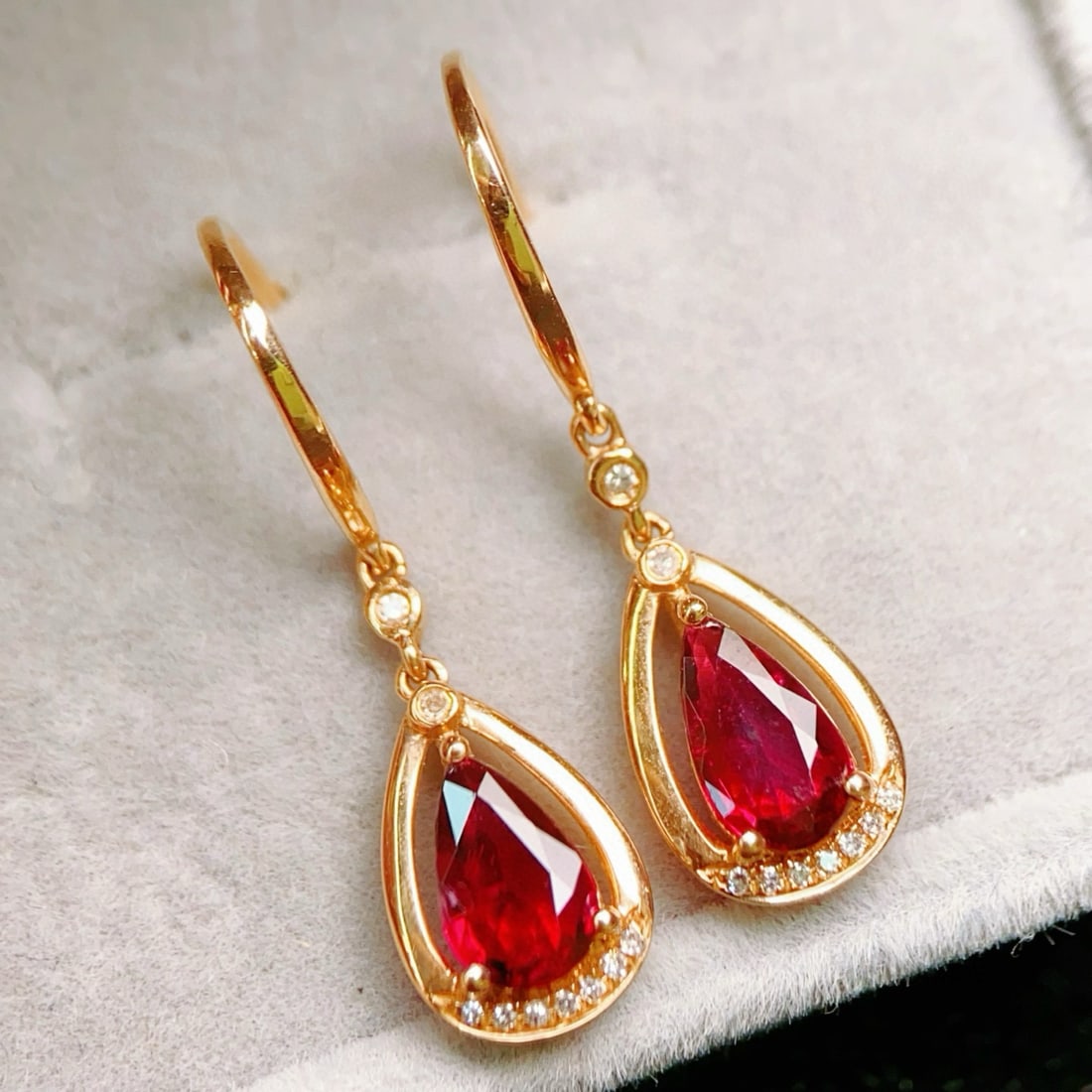 14k Gold 1.06 Ctw Natural Tourmaline & Diamond Earrings: Ref:231085258 // gold content:14k gold // main gemstone:tourmaline // shape:pear // carat weight:1ct // color:red // treatment:natural // // adjacent gemstone 2 : diamond // number of stones:18 //