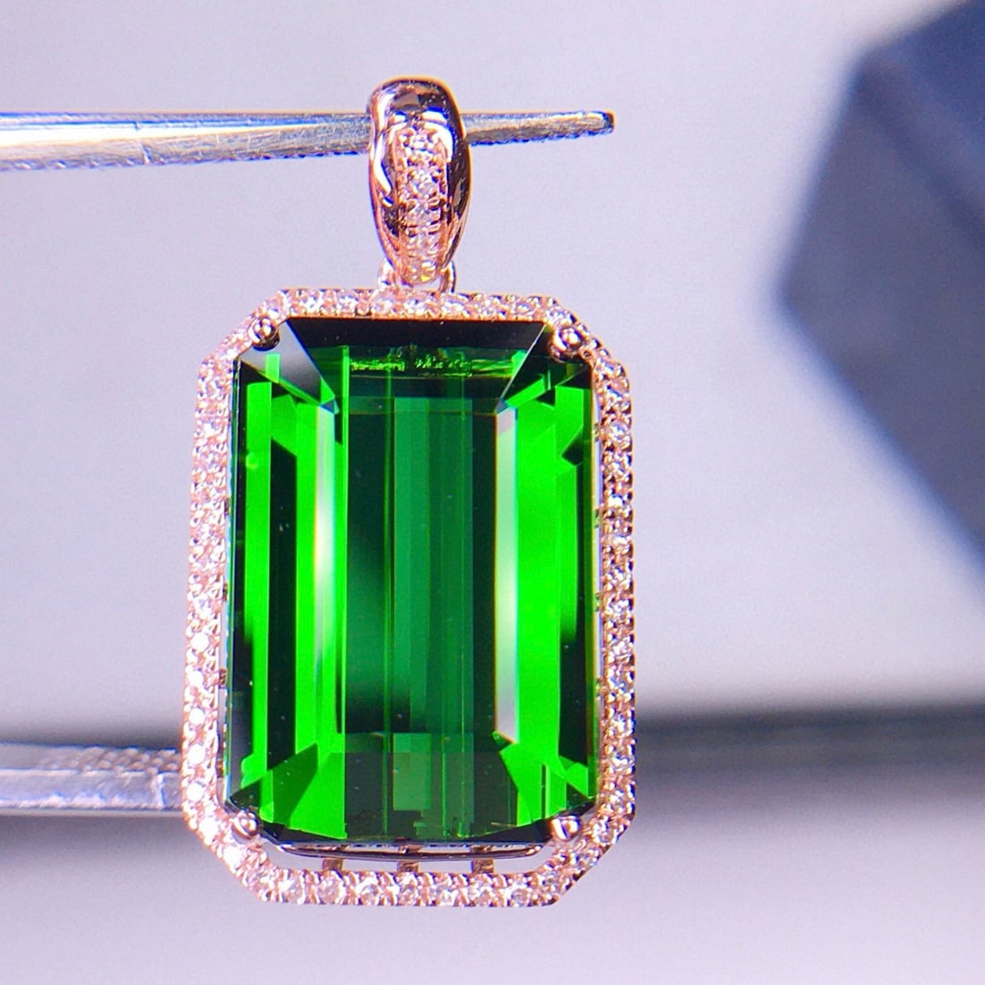 14k Gold 7.56 Ct Natural Tourmaline & Diamond Pendant( Without Chain ): Ref:231086015 // gold content:14k gold // main gemstone:tourmaline // shape:octagonal // carat weight:7. 56ct // color:green // treatment:natural // // adjacent gemstone 2 : diamond // shape:round