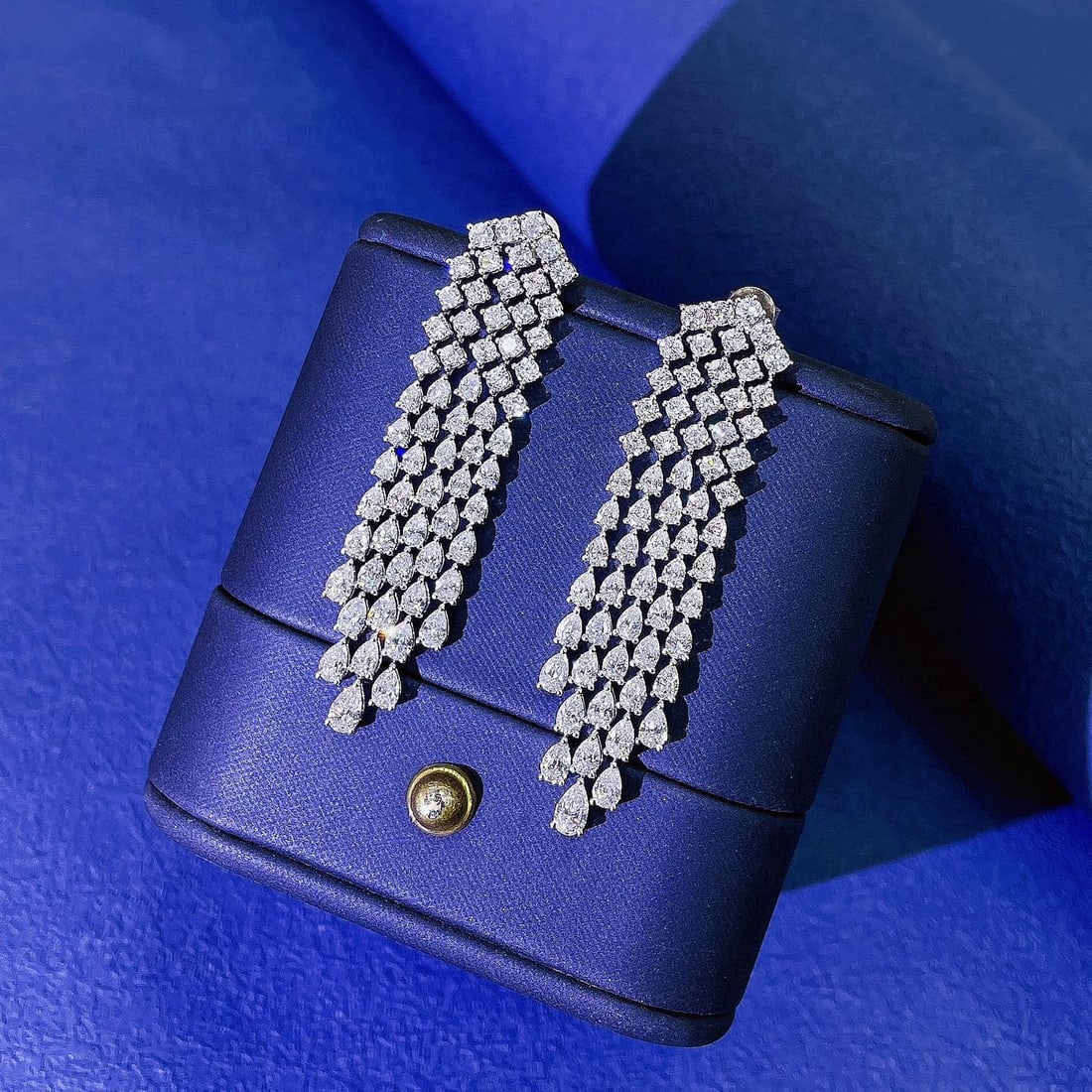 14k Gold 6.34 Ctw Natural H Diamond Earrings: Ref:231086022 // gold content:14k gold // main gemstone:diamond // shape:pear // carat weight:4. 44ct // clarity grade:vs-si // color:h // treatment:natural // // adjacent gemstone 2 : diamond //