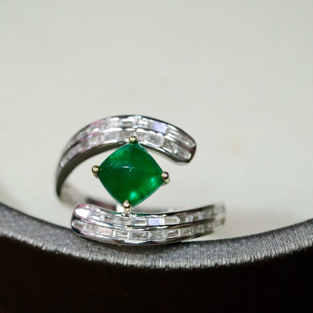 14k Gold 1.41 Ctw Vivid Green Natural Emerald & Diamond Ring: Ref:231086043 // gold content:14k gold // ring size:7. 25us // // main gemstone:emerald // shape:sugar-loaf // carat weight:1. 01ct // color:vivid green // treatment:natural // // adjacent