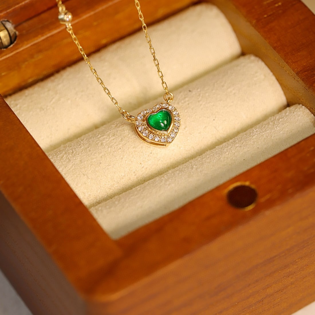 14k Gold 0.33 Ctw Vivid Green Natural Emerald & Diamond Necklace: Ref:231086106 // gold content:14k gold // main gemstone:emerald // shape:heart // carat weight:0. 25ct // color:vivid green // treatment:natural // // adjacent gemstone 2 : diamond // shape:round