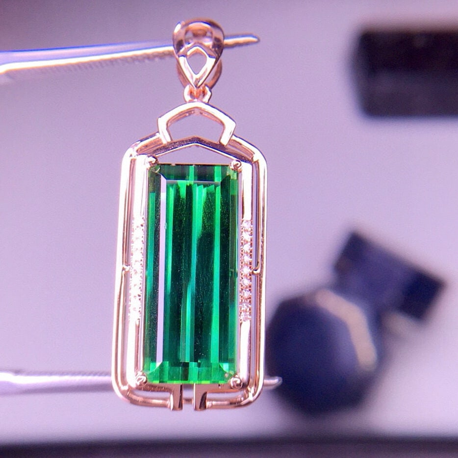 14k Gold 5.81 Ct Natural Tourmaline & Diamond Pendant( Without Chain ): Ref:231086116 // gold content:14k gold // main gemstone:tourmaline // shape:octagonal // carat weight:5. 81ct // color:green // treatment:natural // // adjacent gemstone 2 : diamond // shape:round