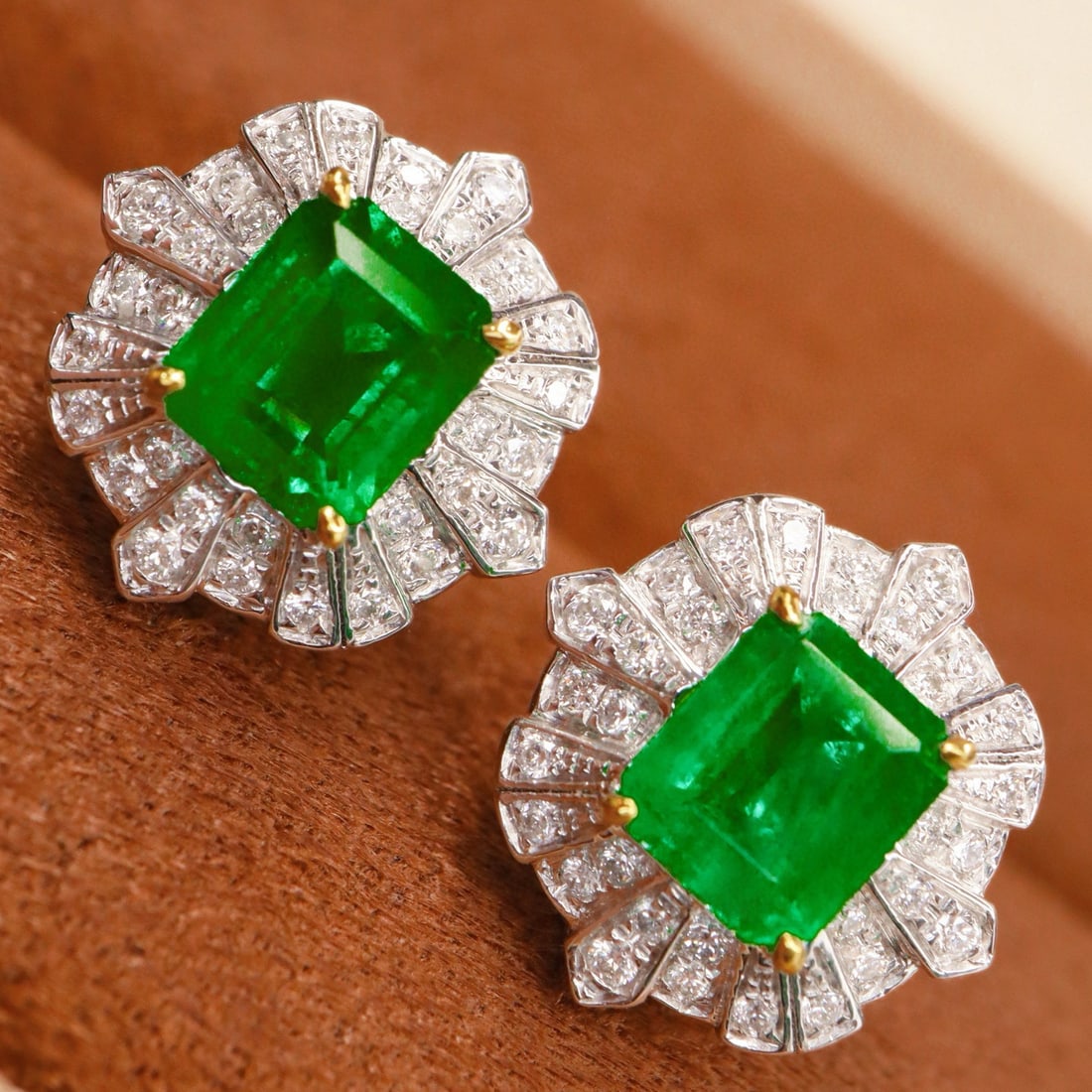 14k Gold 1.47 Ctw Vivid Green Natural Emerald & Diamond Earrings: Ref:231086120 // gold content:14k gold // main gemstone:emerald // shape:octagonal // carat weight:1. 26ct // color:vivid green // treatment:natural // // adjacent gemstone 2 : diamond //