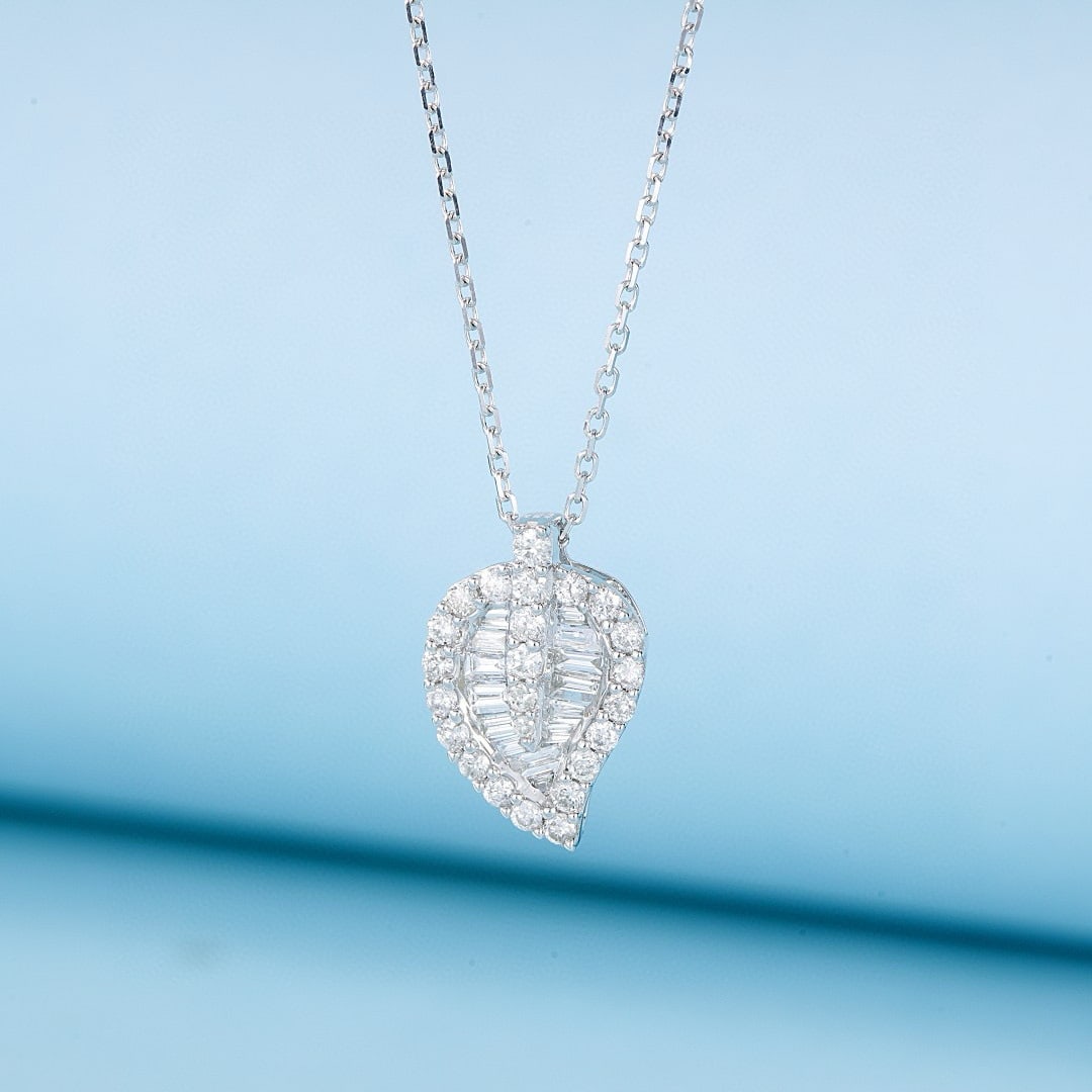 14k Gold 0.36 Ctw Natural H Diamond Necklace: Ref:231086129 // gold content:14k gold // main gemstone:diamond // shape:baguette // carat weight:0. 04ct // clarity grade:vs-si // color:h // treatment:natural // // adjacent gemstone 2 : diamond