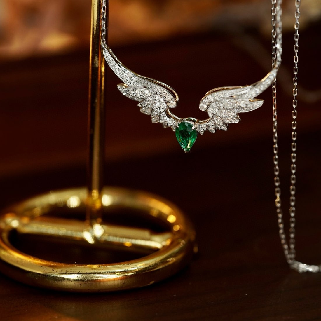 14k Gold 0.64 Ctw Vivid Green Natural Emerald & Diamond Necklace: Ref:231086131 // gold content:14k gold // main gemstone:emerald // shape:pear // carat weight:0. 34ct // color:vivid green // treatment:natural // // adjacent gemstone 2 : diamond // shape:round //