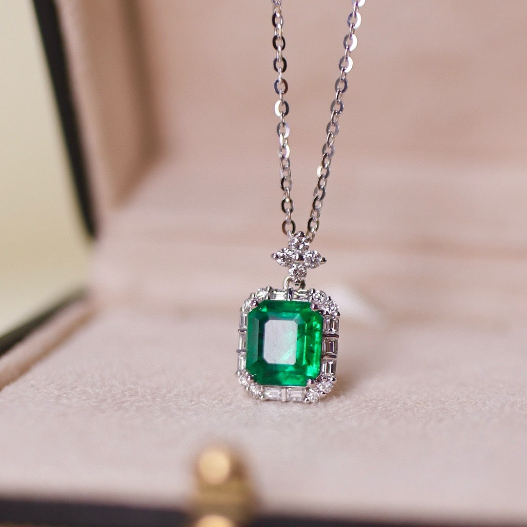 14k Gold 3.03 Ctw Vivid Green Natural Emerald & Diamond Necklace: Ref:231086147 // gold content:14k gold // main gemstone:emerald // shape:octagonal // carat weight:2. 56ct // color:vivid green // treatment:natural // // adjacent gemstone 2 : diamond //