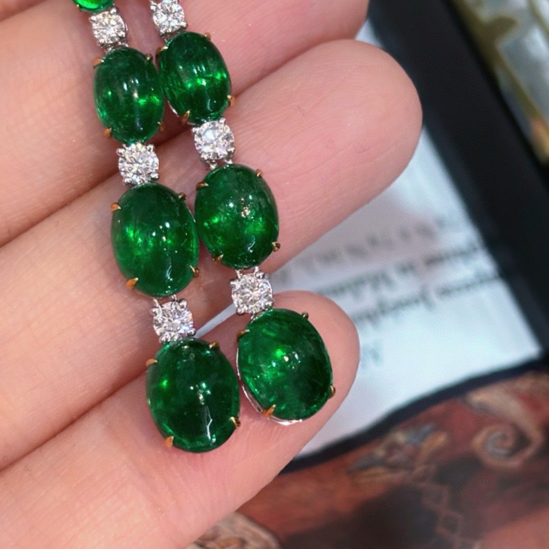14k Gold 9.16 Ct Vivid Green Natural Emerald & Lab Grown Diamond Earrings: Ref:231086191 // gold content:14k gold // main gemstone:emerald // shape:oval // carat weight:9. 16ct // color:vivid green // treatment:natural // // adjacent gemstone 2 : lab grown diamond // shape:r