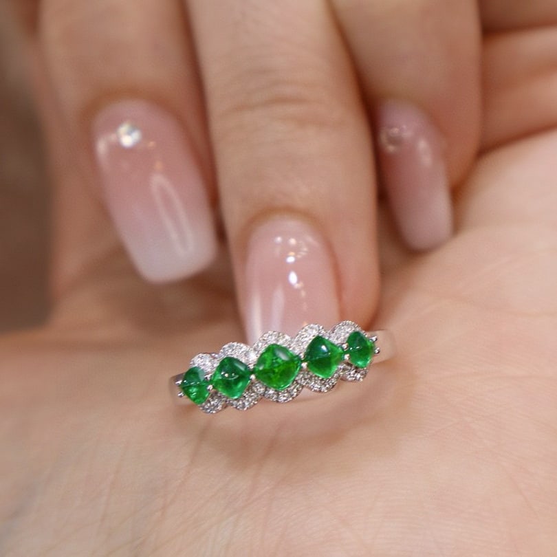 14k Gold 0.7 Ct Vivid Green Natural Emerald & Diamond Ring: Ref:231086194 // gold content:14k gold // ring size:7. 25us // // main gemstone:emerald // shape:sugar-loaf // carat weight:0. 7ct // color:vivid green // treatment:natural // // adjacent gemstone 2 :