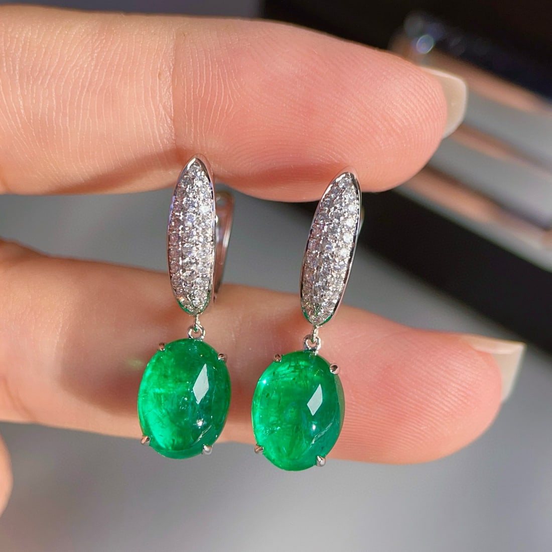 14k Gold 6.18 Ctw Vivid Green Natural Emerald & Diamond Earrings: Ref:231086222 // gold content:14k gold // main gemstone:emerald // shape:oval // carat weight:5. 83ct // color:vivid green // treatment:natural // // adjacent gemstone 2 : diamond // shape:round // ca