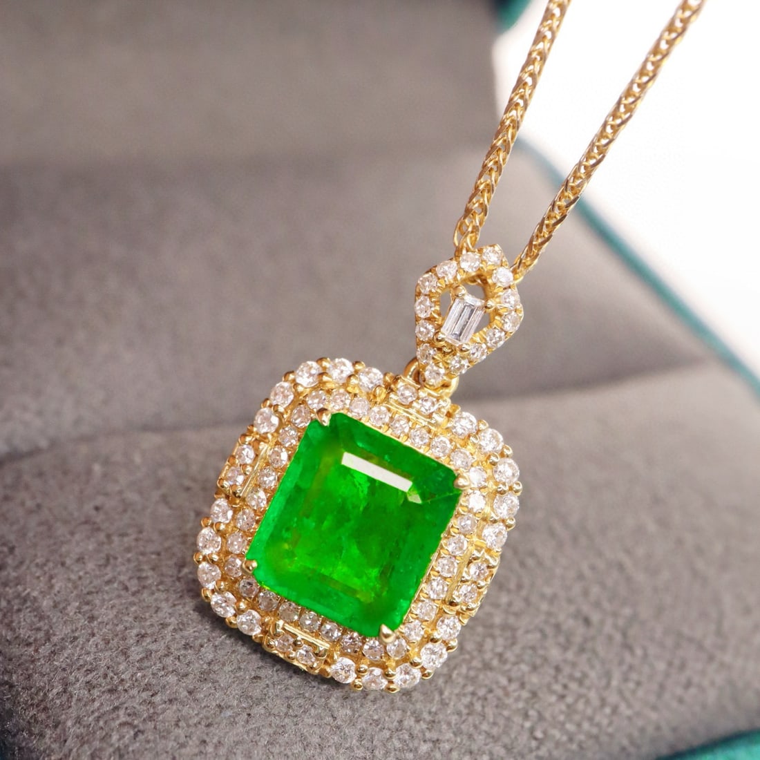 14k Gold 1.68 Ctw Vivid Green Natural Emerald & Diamond Pendant( Without Chain ): Ref:231086281 // gold content:14k gold // main gemstone:emerald // shape:octagonal // carat weight:1. 41ct // color:vivid green // treatment:natural // // adjacent gemstone 2 : diamond //