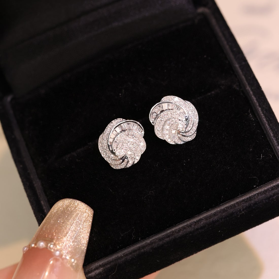 14k Gold 0.5 Ct Natural H Diamond Earrings: Ref:231086313 // gold content:14k gold // main gemstone:diamond // shape:multiple // carat weight:0. 5ct // clarity grade:vs-si // color:h // treatment:natural // Condition: New Low Estimate: 2000.00