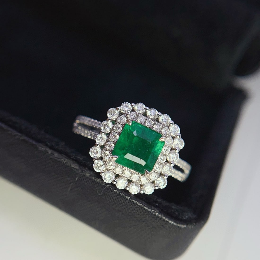 14k Gold 1.10 Ct Vivid Green Natural Emerald & Diamond Ring: Ref:231086346 // gold content:14k gold // ring size:7. 25us // // main gemstone:emerald // shape:octagonal // carat weight:1. 10ct // color:vivid green // treatment:natural // // adjacent gemstone
