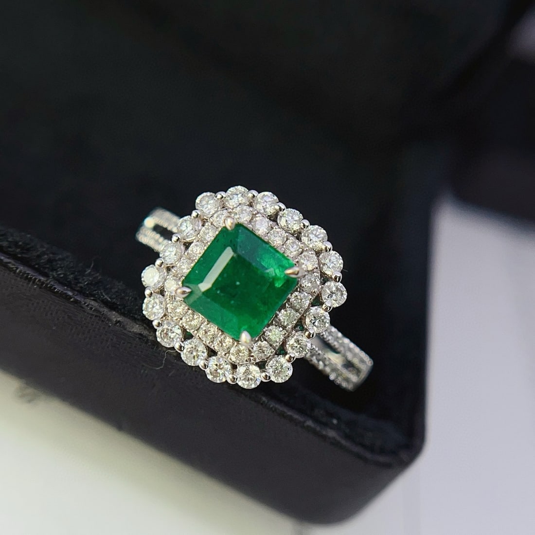 14k Gold 1.10 Ct Vivid Green Natural Emerald & Diamond Ring - 2