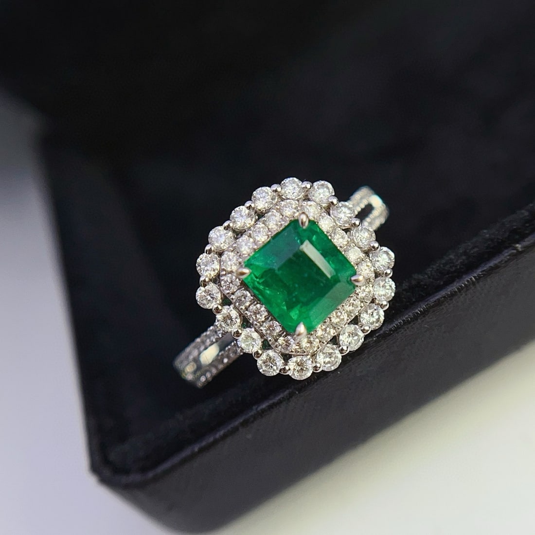 14k Gold 1.10 Ct Vivid Green Natural Emerald & Diamond Ring - 3