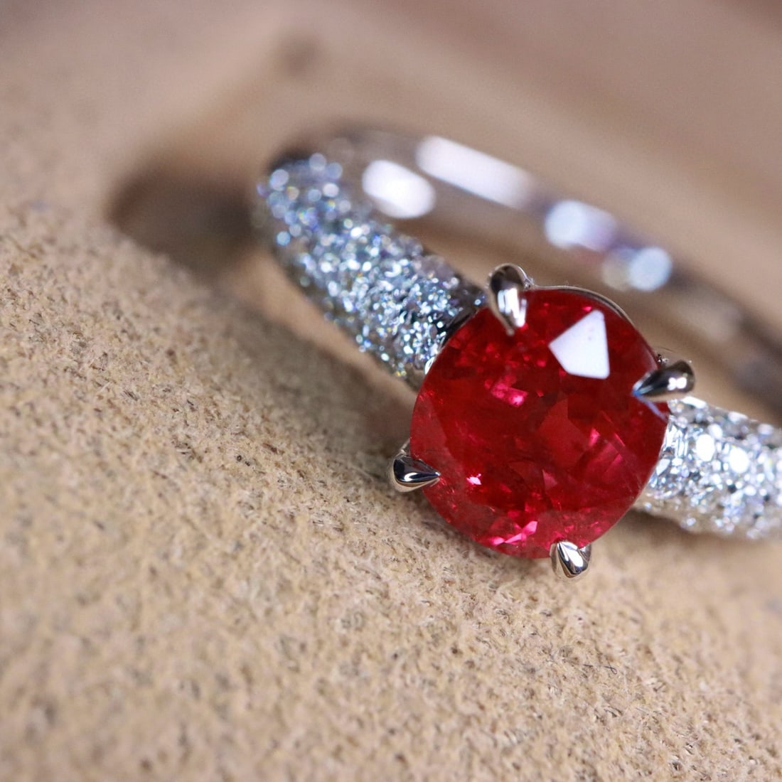 14k Gold 1.36 Ctw Vivid Red Natural Ruby & Diamond Ring: Ref:231086357 // gold content:14k gold // ring size:7. 25us // // main gemstone:ruby // shape:oval // carat weight:1. 06ct // color:vivid red // treatment:natural // // adjacent gemstone 2 :