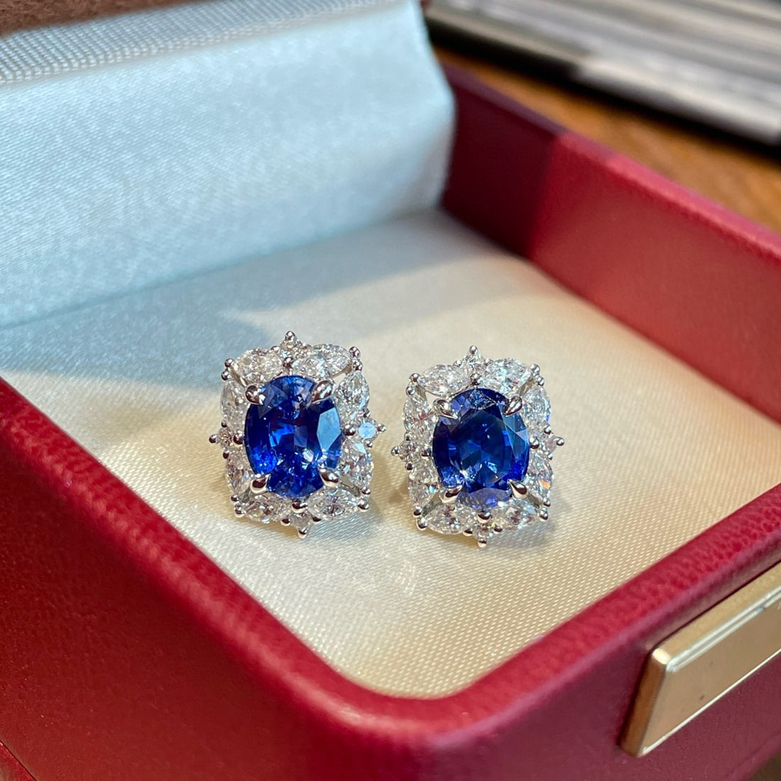 14k Gold 3.00 Ct Natural Sapphire & Diamond Earrings: Ref:231086398 // gold content:14k gold // main gemstone:sapphire // shape:oval // carat weight:3. 00ct // color:cornflower blue // treatment:natural // // adjacent gemstone 2 : diamond //