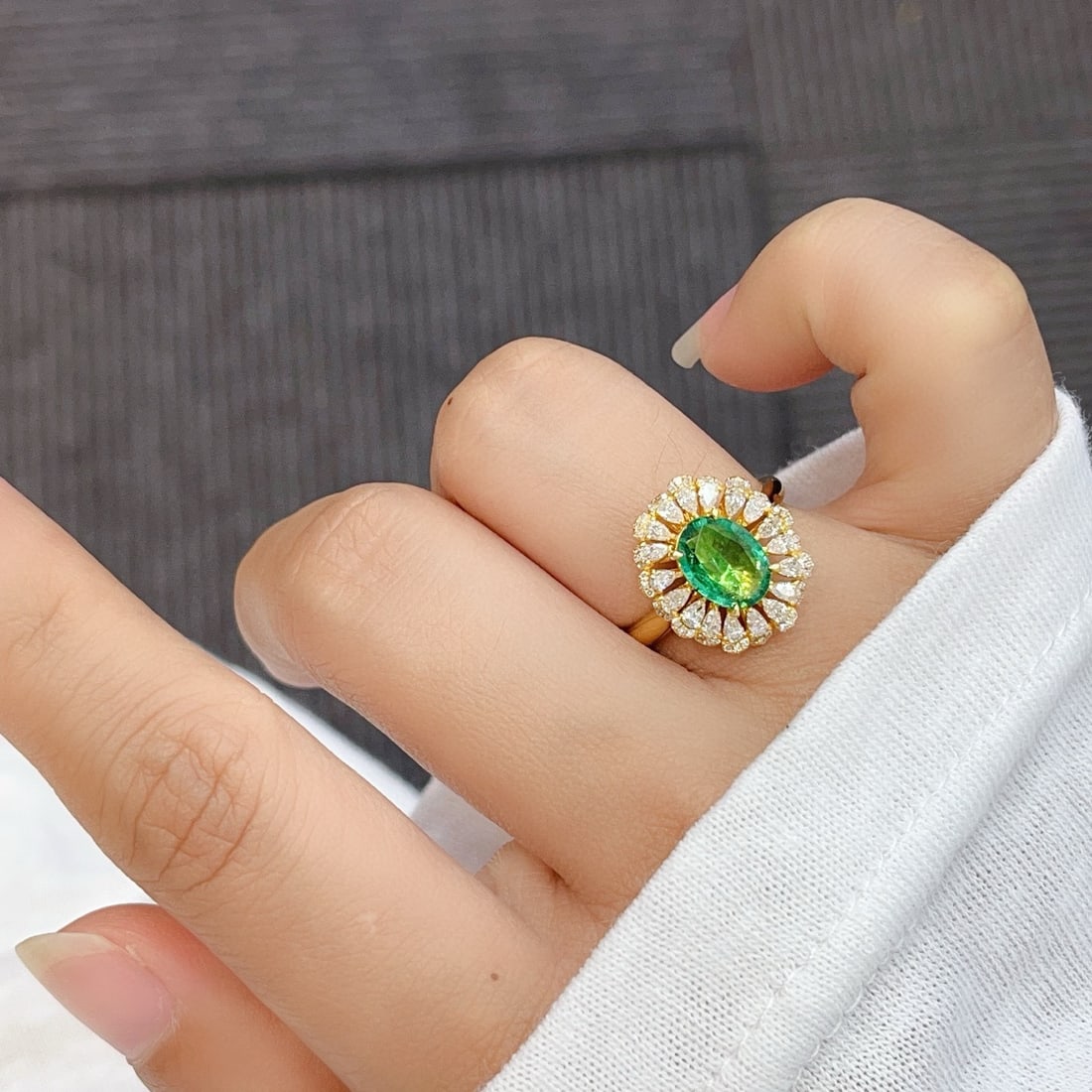 14k Gold 1.10 Ct Natural Emerald & Diamond Ring - 6