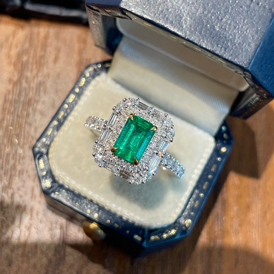 14k Gold 0.9 Ct Vivid Green Natural Emerald & Diamond Ring: Ref:231086446 // gold content:14k gold // ring size:7. 25us // // main gemstone:emerald // shape:octagonal // carat weight:0. 9ct // color:vivid green // treatment:natural // // adjacent gemstone 2 :