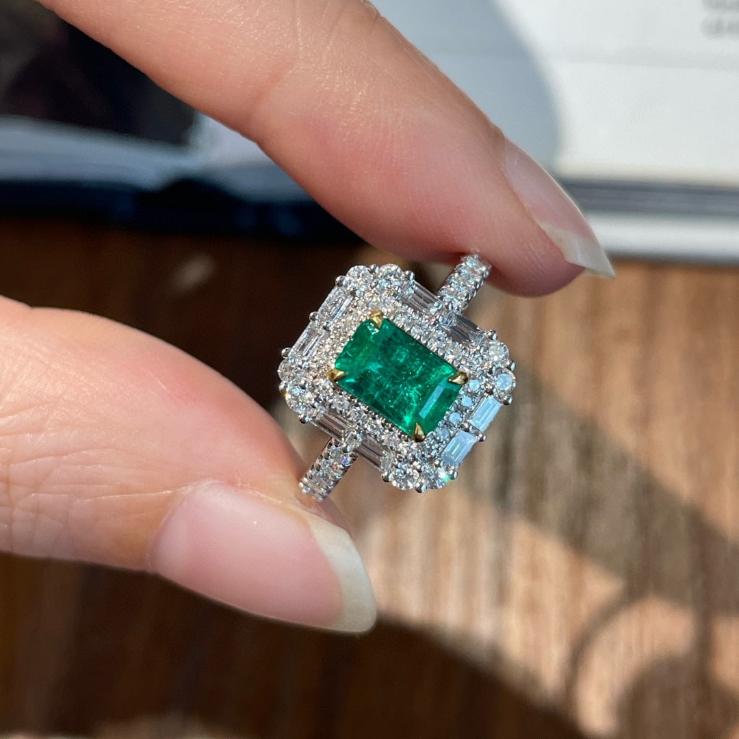 14k Gold 0.9 Ct Vivid Green Natural Emerald & Diamond Ring - 2