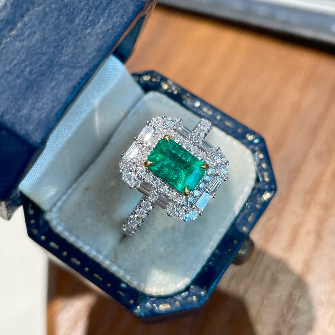 14k Gold 0.9 Ct Vivid Green Natural Emerald & Diamond Ring - 7