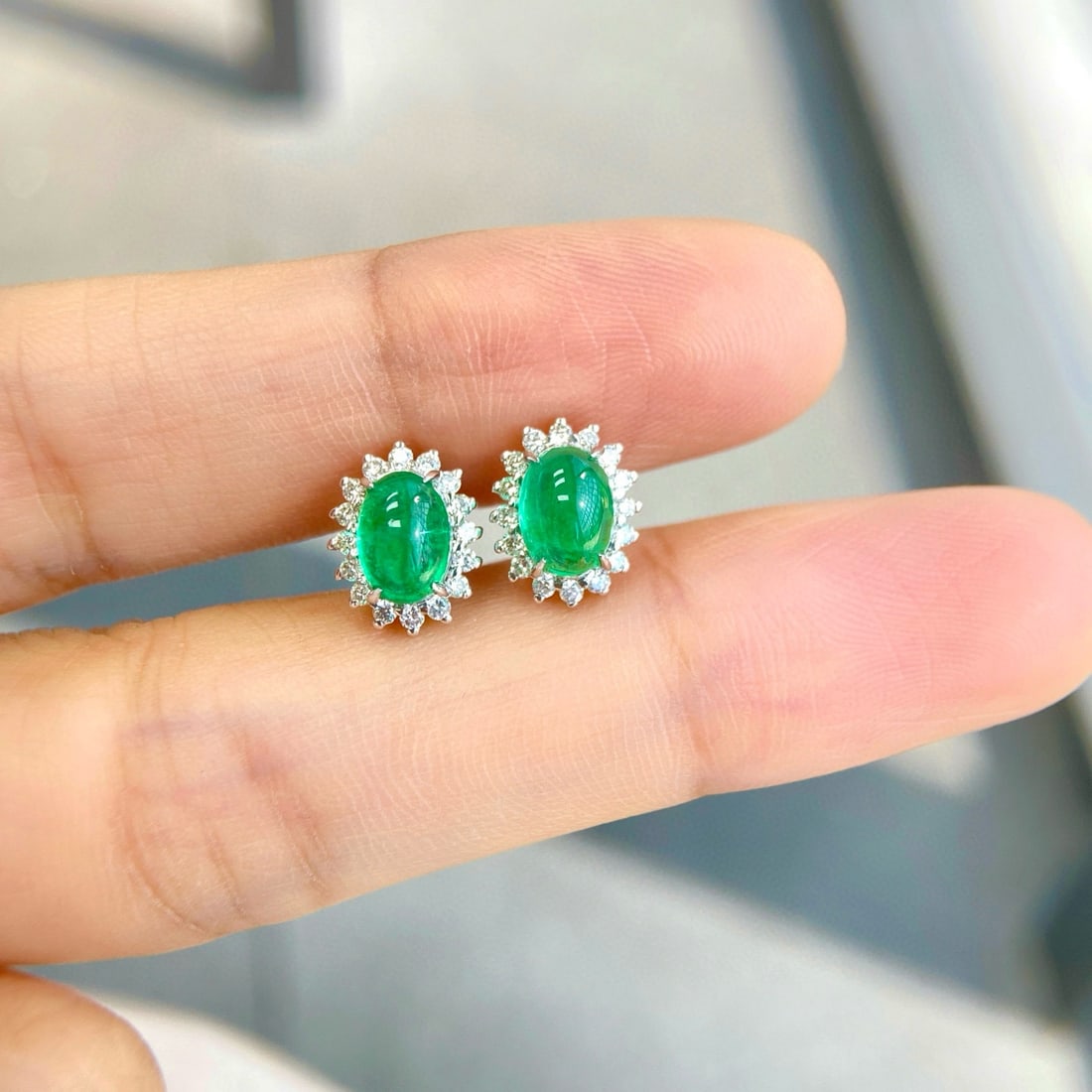 14k Gold 2.30 Ctw Natural Emerald & Diamond Earrings: Ref:231086450 // gold content:14k gold // main gemstone:emerald // shape:oval // carat weight:2. 00ct // color:green // treatment:natural // // adjacent gemstone 2 : diamond // shape:round // carat