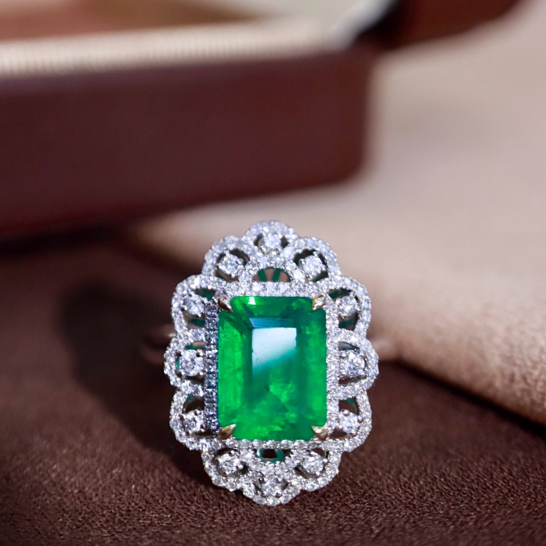 14k Gold 3.53 Ctw Vivid Green Natural Emerald & Diamond Ring - 5