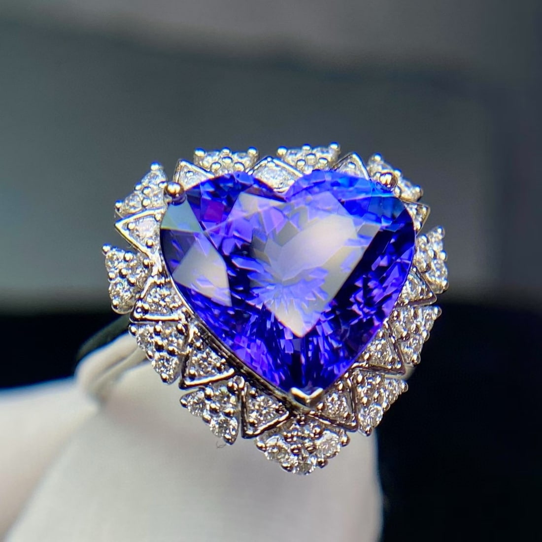 14k Gold 6.26 Ct Natural Tanzanite & Diamond Ring - 2