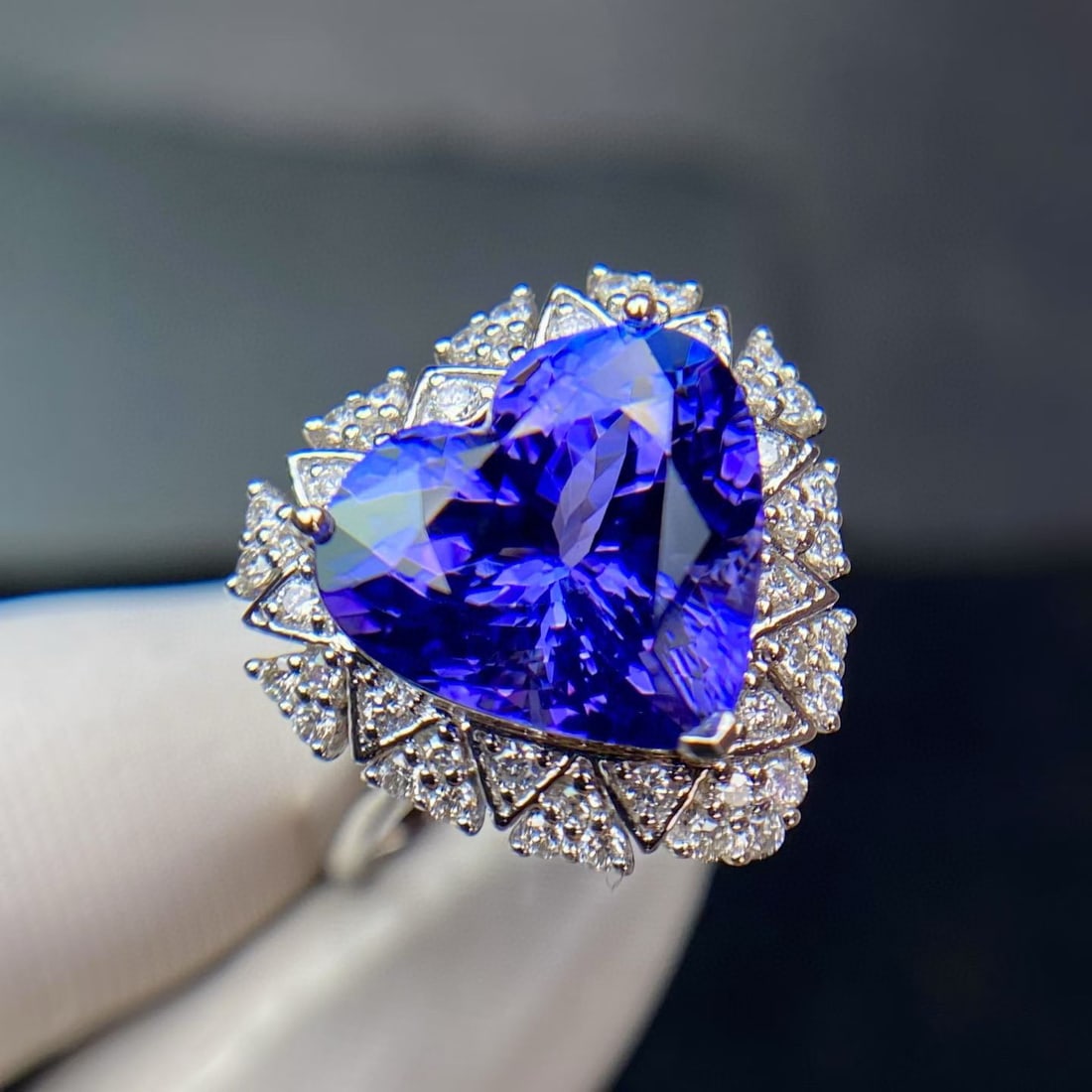 14k Gold 6.26 Ct Natural Tanzanite & Diamond Ring - 3