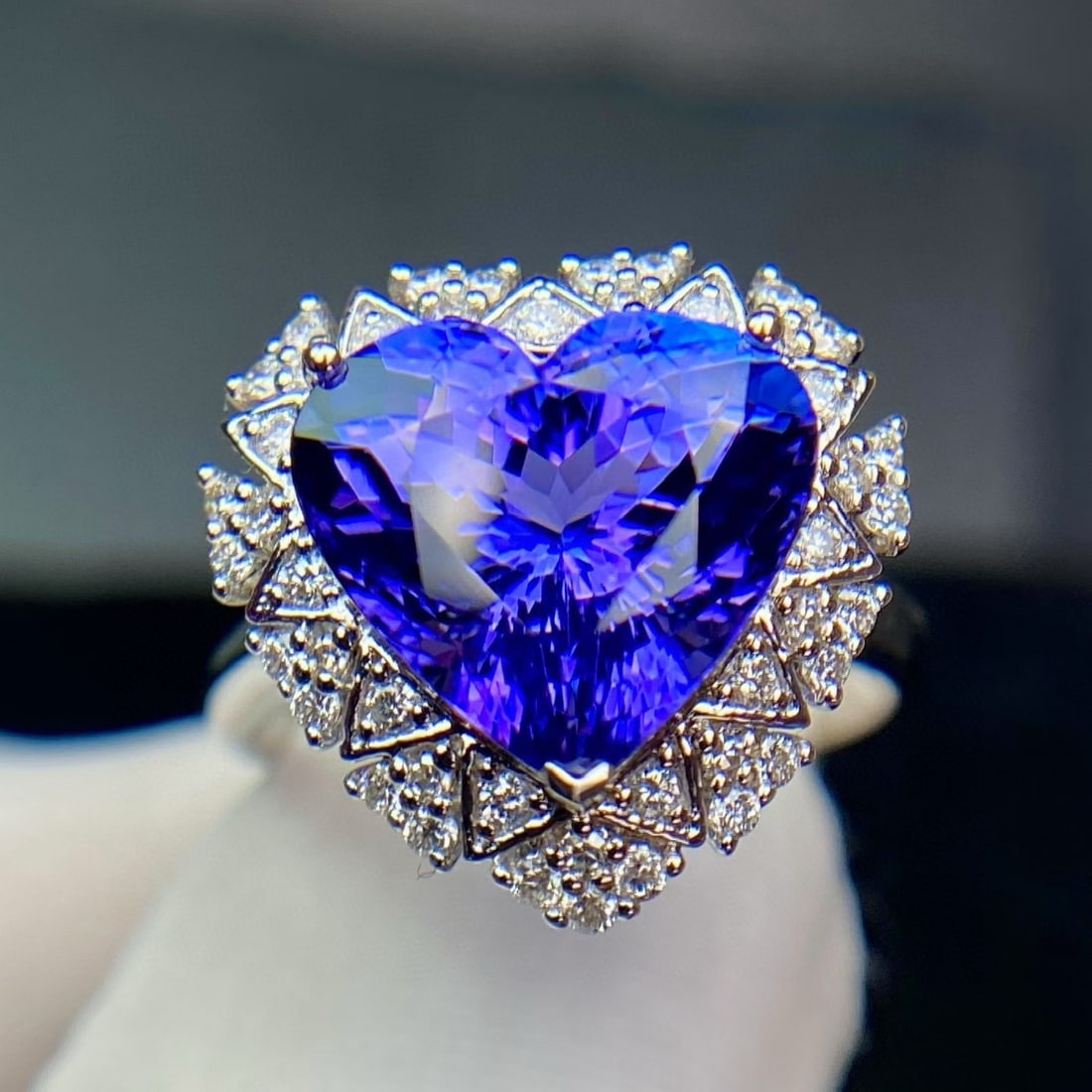 14k Gold 6.26 Ct Natural Tanzanite & Diamond Ring - 6