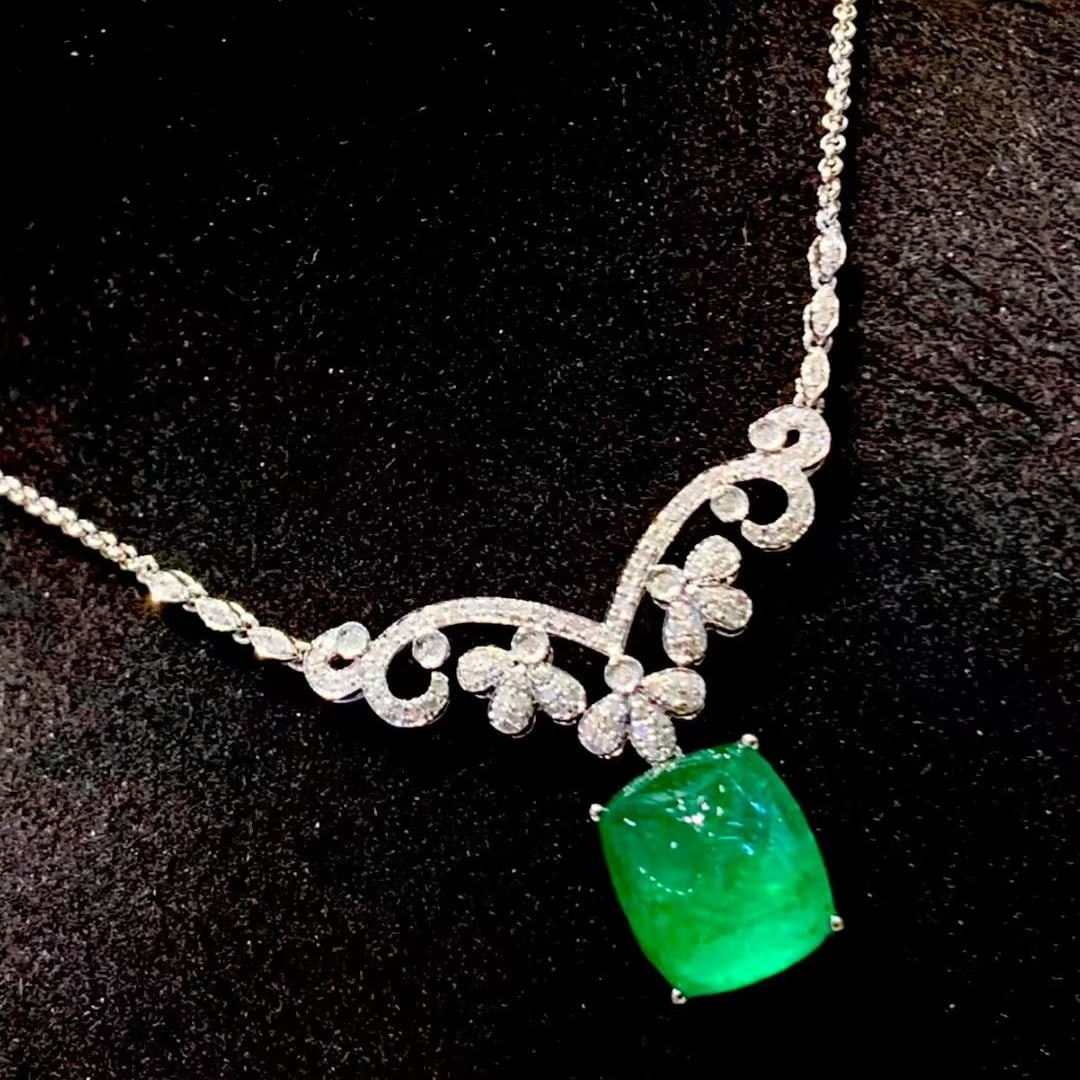 14k Gold 6.56 Ct Vivid Green Natural Emerald & Diamond Necklace - 4