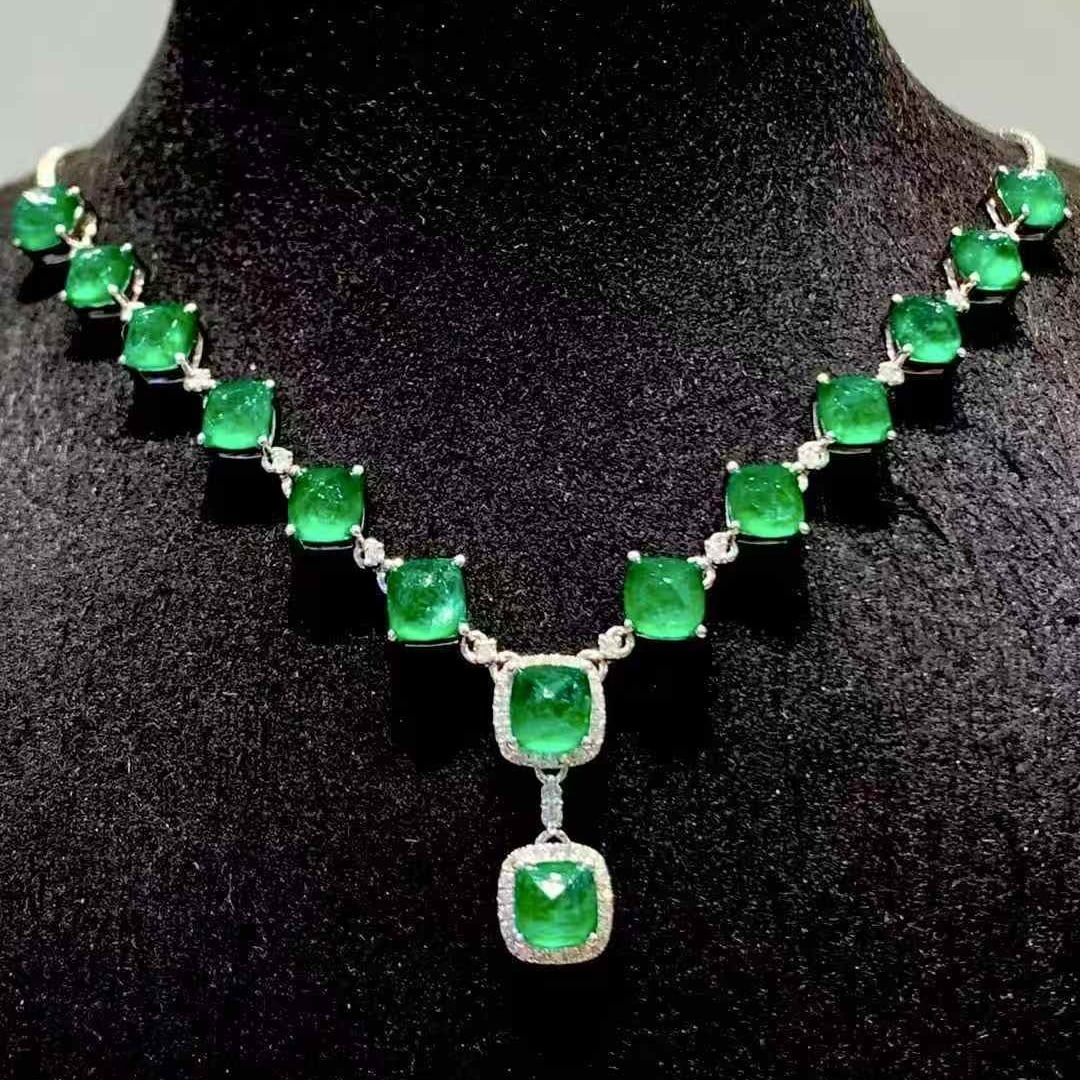 14k Gold 7.8 Ct Vivid Green Natural Emerald & Diamond Necklace: Ref:231087042 // gold content:14k gold // main gemstone:emerald // shape:sugar-loaf // carat weight:7. 8ct // color:vivid green // treatment:natural // // adjacent gemstone 2 : diamond // shape:round