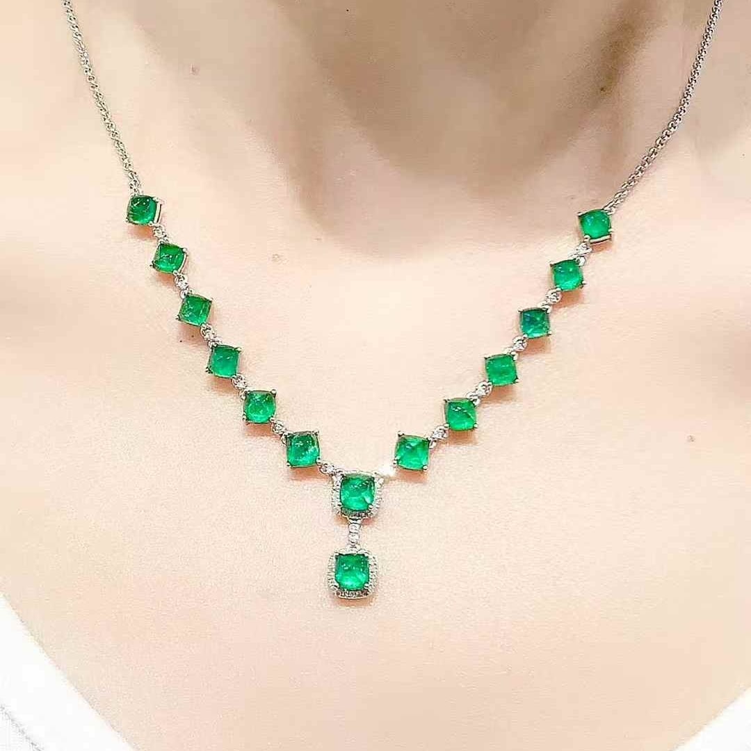 14k Gold 7.8 Ct Vivid Green Natural Emerald & Diamond Necklace - 3