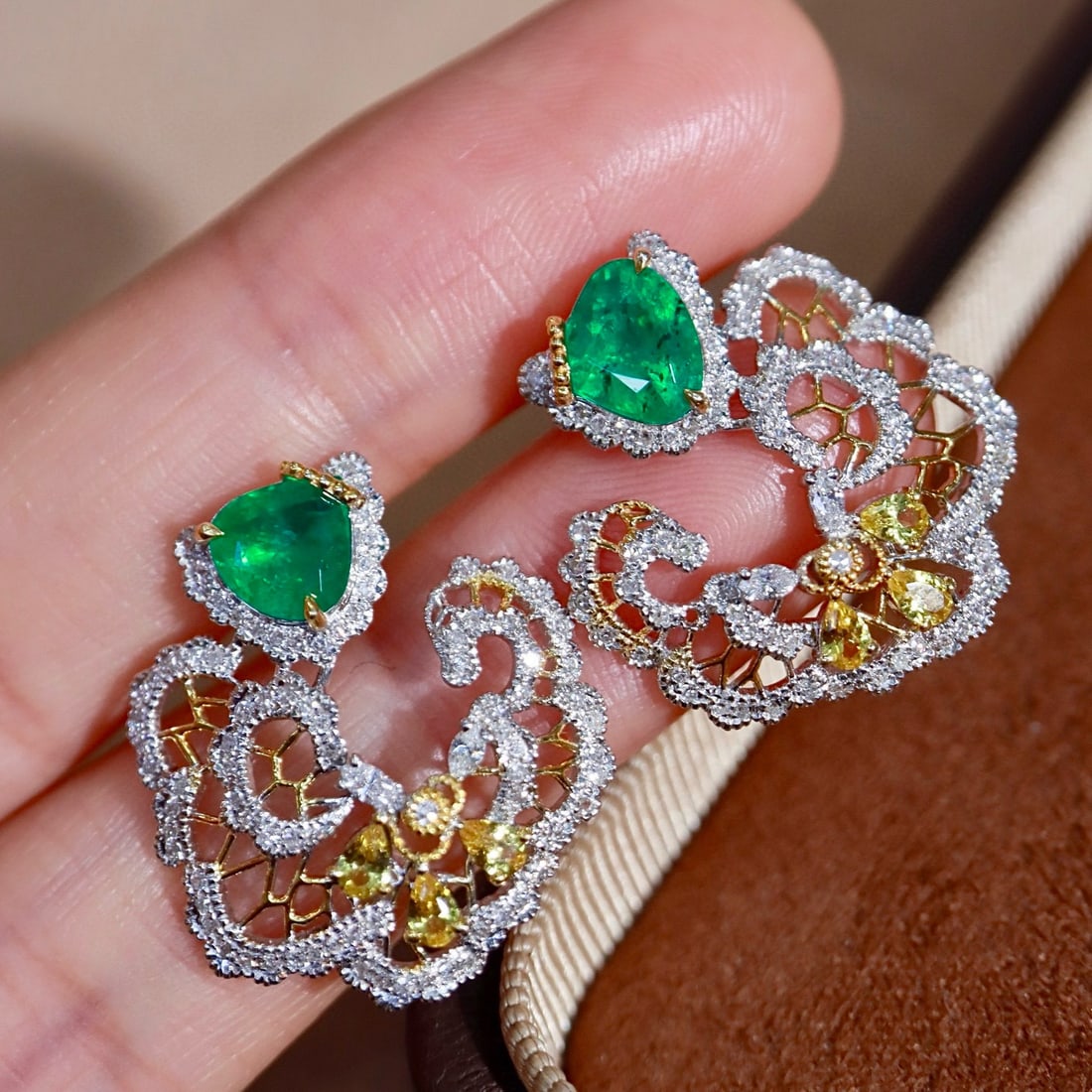 14k Gold 2.19 Ctw Natural Emerald & Diamond Earrings: Ref:231087077 // gold content:14k gold // main gemstone:emerald // shape:pear // carat weight:1. 70ct // color:green // treatment:natural // // adjacent gemstone 2 : diamond // shape:round // carat