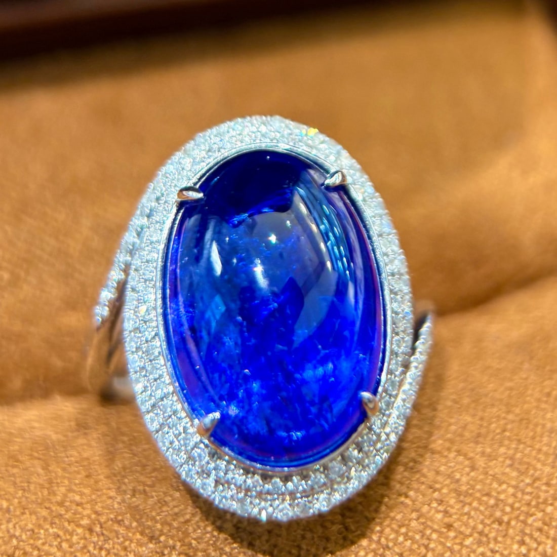 14k Gold 11.78 Ctw Natural Tanzanite & Diamond Ring: Ref:231087171 // gold content:14k gold // ring size:7. 25 us // // main gemstone:tanzanite // shape:oval // carat weight:11. 40ct // color:blue // treatment:natural // // adjacent gemstone 2 :