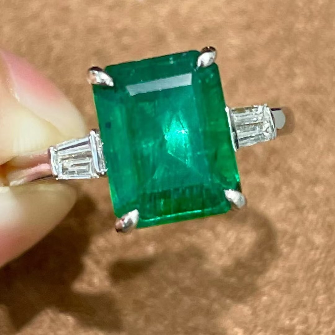 14k Gold 2.9 Ct Vivid Green Natural Emerald & Diamond Ring: Ref:231087198 // gold content:14k gold // ring size:7. 25 us // // main gemstone:emerald // shape:octagonal // carat weight:2. 9ct // color:vivid green // treatment:natural // // adjacent gemstone