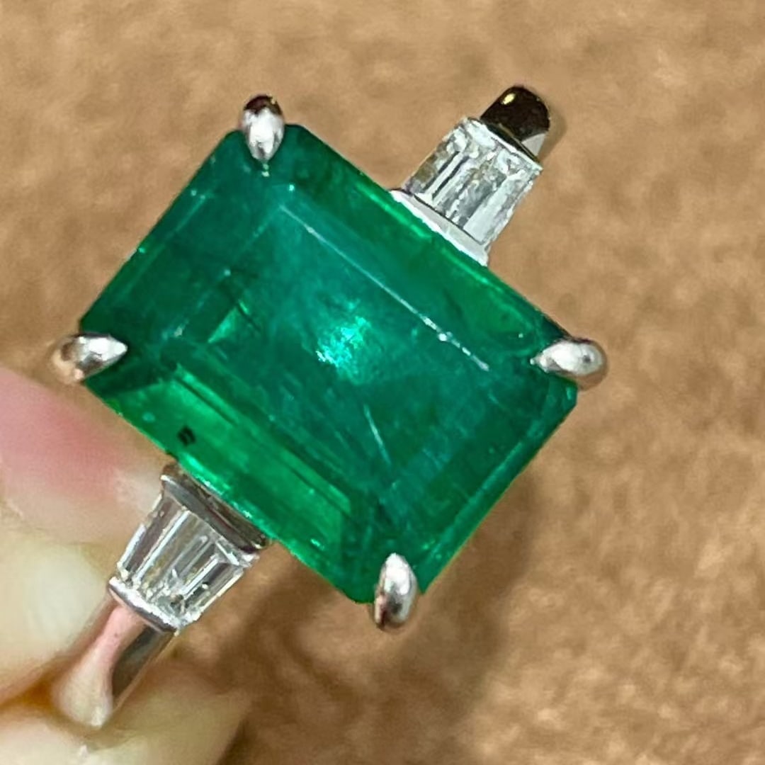 14k Gold 2.9 Ct Vivid Green Natural Emerald & Diamond Ring - 4