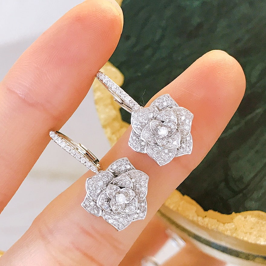 14k Gold 0.8 Ct Natural H Diamond & Flowers Earrings: Ref:231087217 // gold content:14k gold // main gemstone:diamond // shape:round // carat weight:0. 8ct // clarity grade:vs-si // color:h // treatment:natural // cut grade:g // High Estimate: 5300Low
