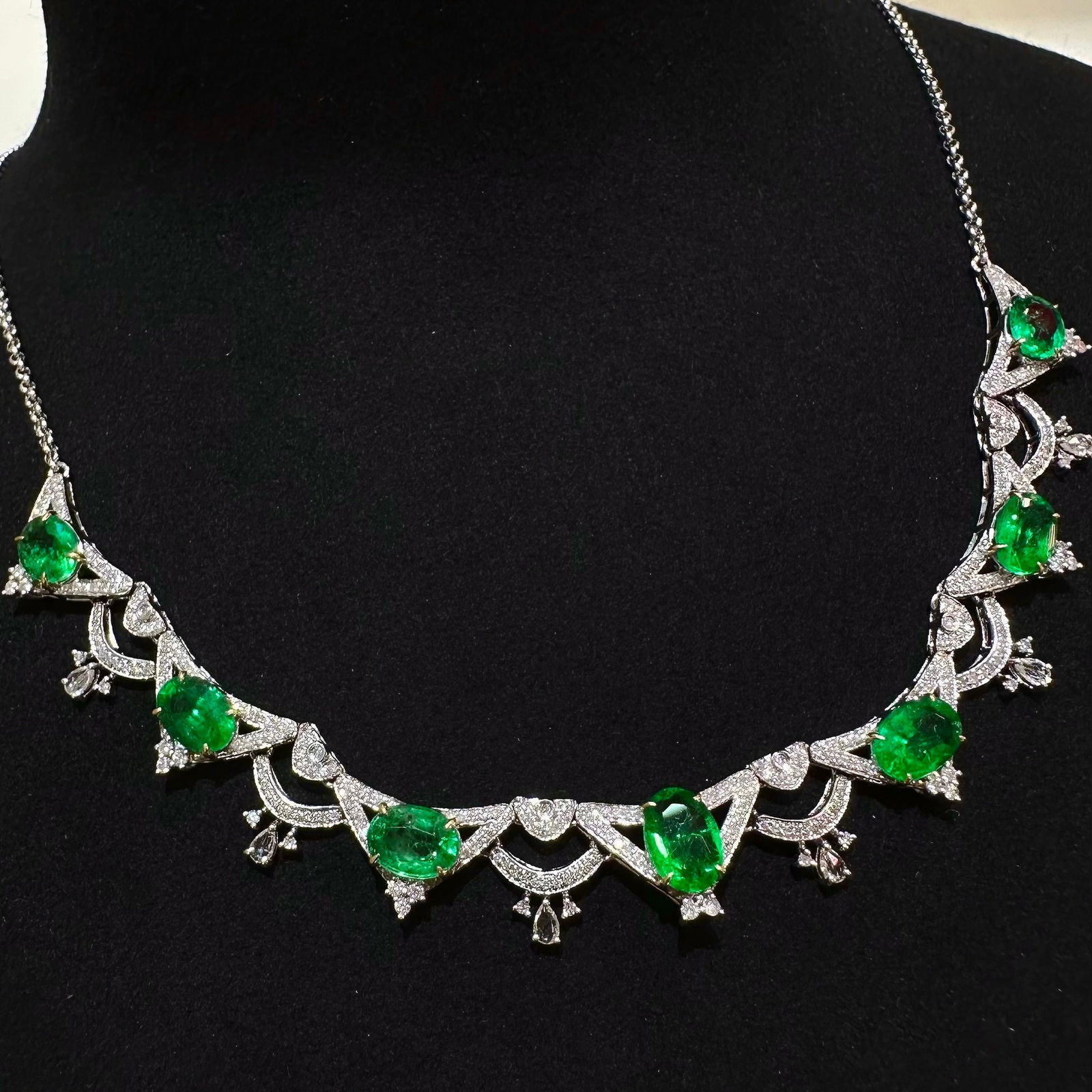 14k Gold 4.78 Ct Vivid Green Natural Emerald & Diamond & Sapphire Necklace - 3