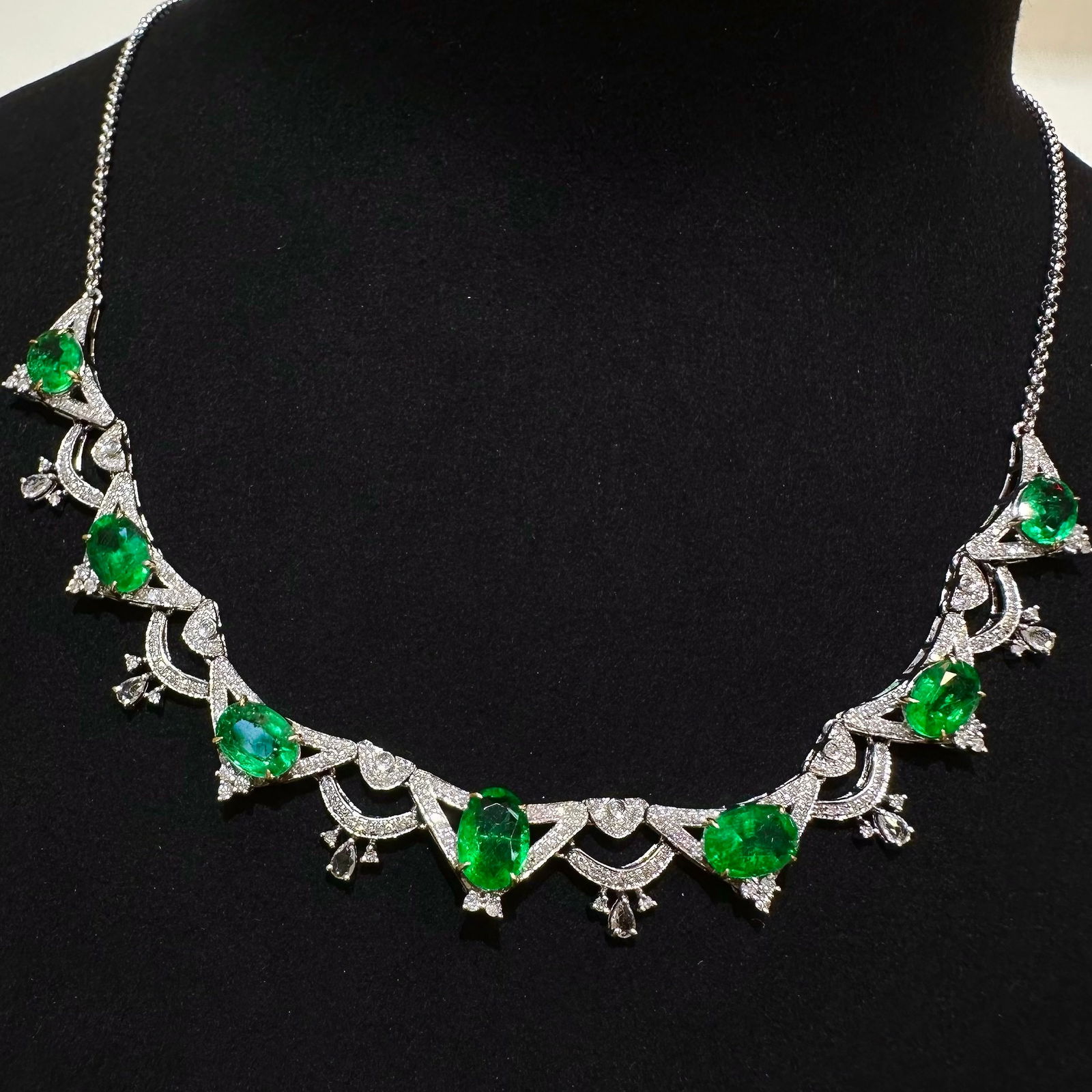 14k Gold 4.78 Ct Vivid Green Natural Emerald & Diamond & Sapphire Necklace - 4