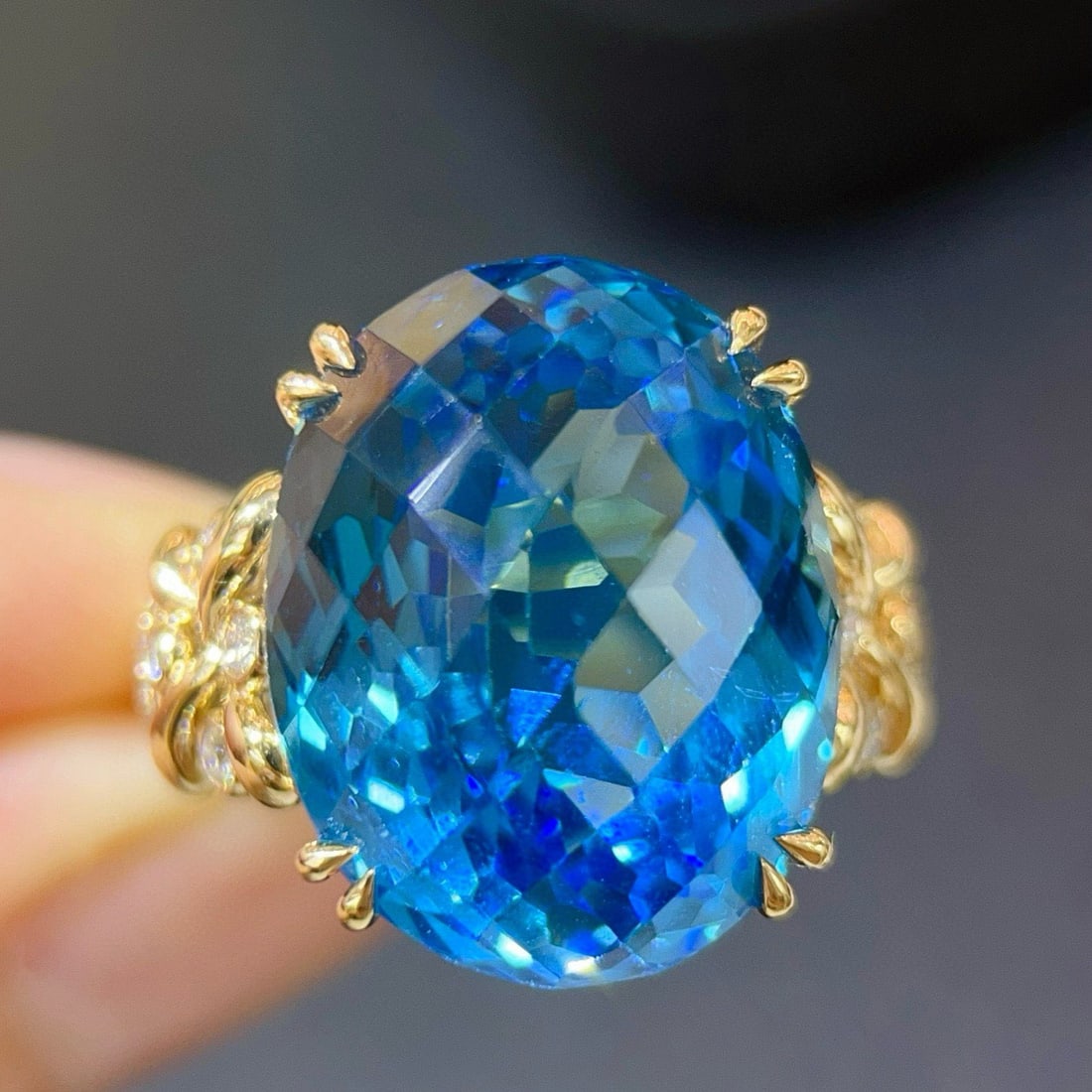 14k Gold 20.38 Ctw Natural Topaz & Diamond Ring: Ref:231087242 // gold content:14k gold // ring size:7. 25 us // // main gemstone:topaz // shape:oval // carat weight:20. 03ct // color:blue // treatment:natural // // adjacent gemstone 2 : diamond //