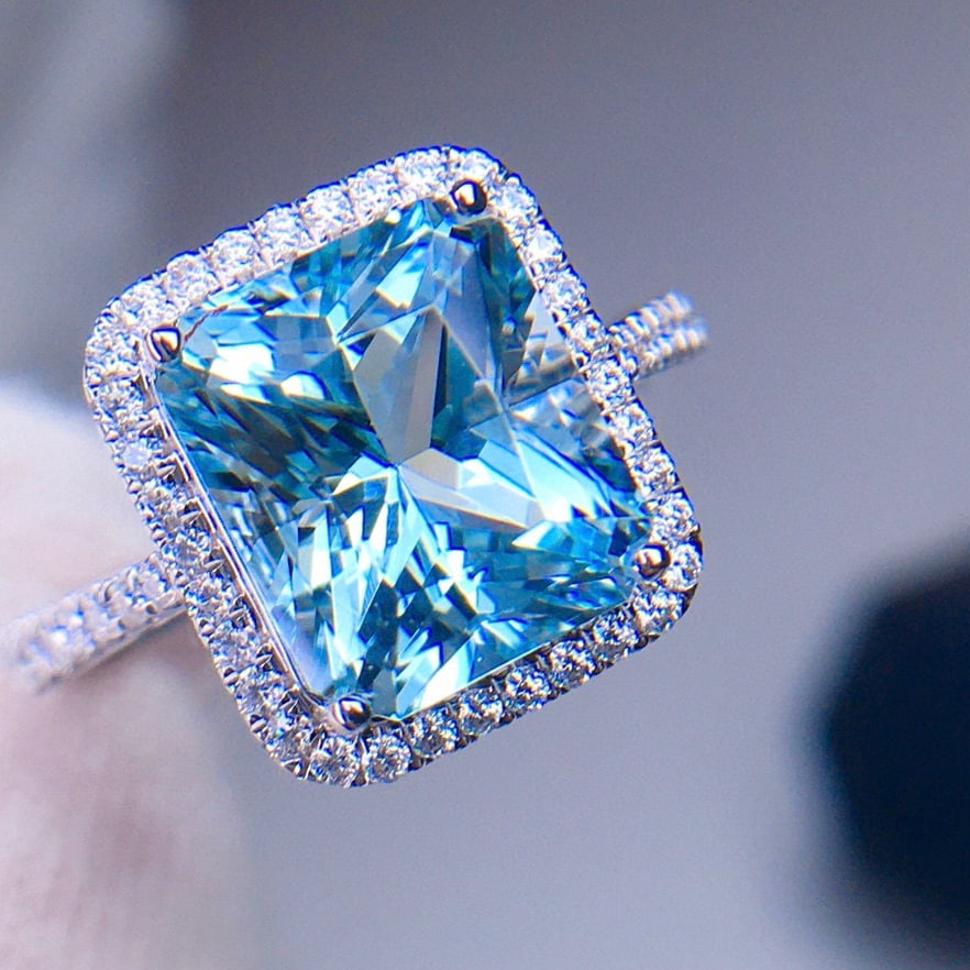 14k Gold 3.9 Ct Natural Aquamarine & Diamond Ring - 6