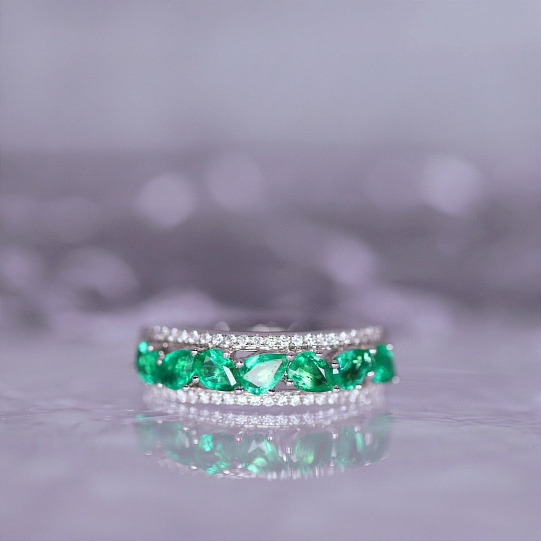 14k Gold 1.12 Ctw Vivid Green Natural Emerald & Diamond Ring: Ref:231088011 // gold content:14k gold // ring size:7. 25us // // main gemstone:emerald // shape:pear // carat weight:0. 9ct // color:vivid green // treatment:natural // // adjacent gemstone 2 :