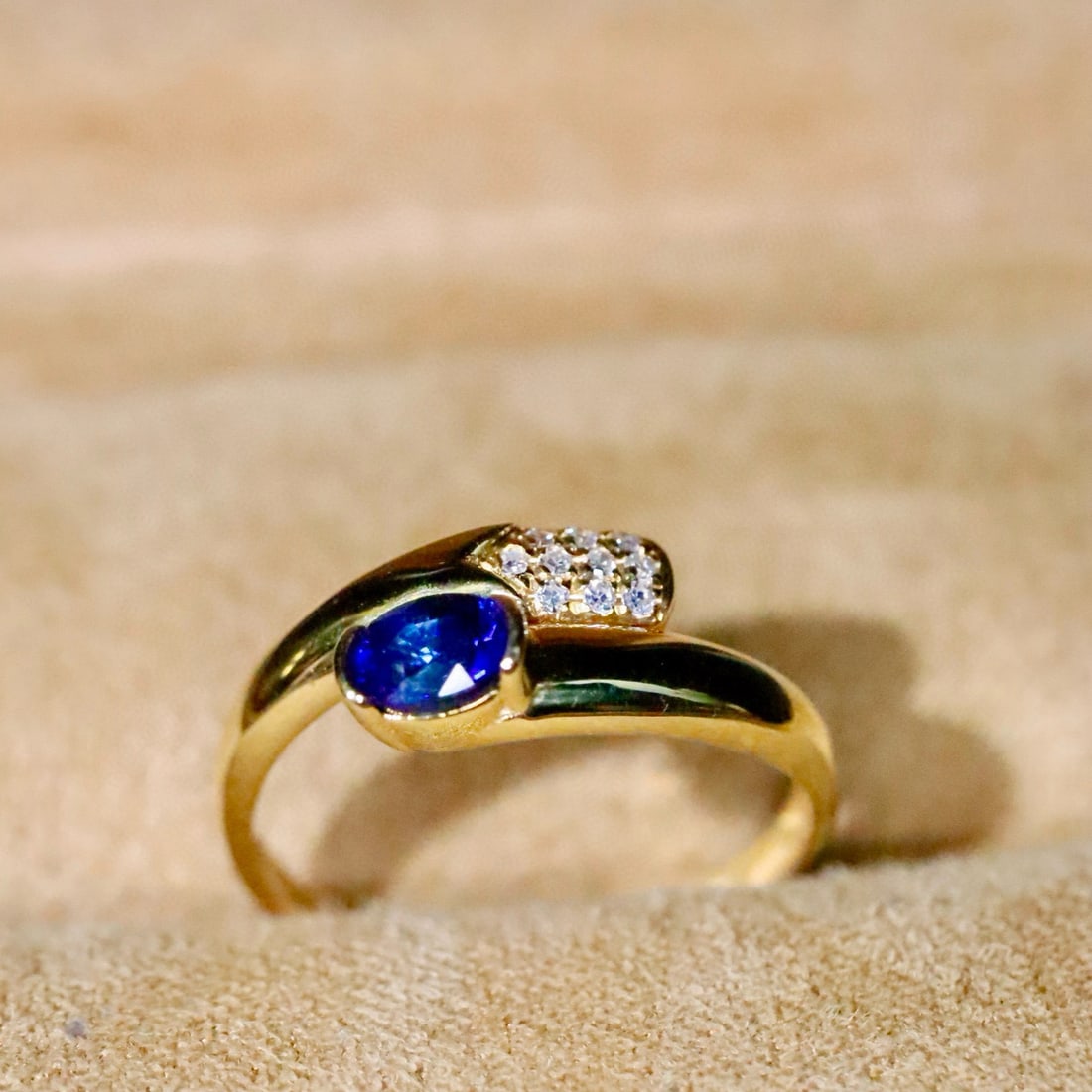 14k Gold 0.50 Ctw Vivid Blue Natural Sapphire & Diamond Ring - 4