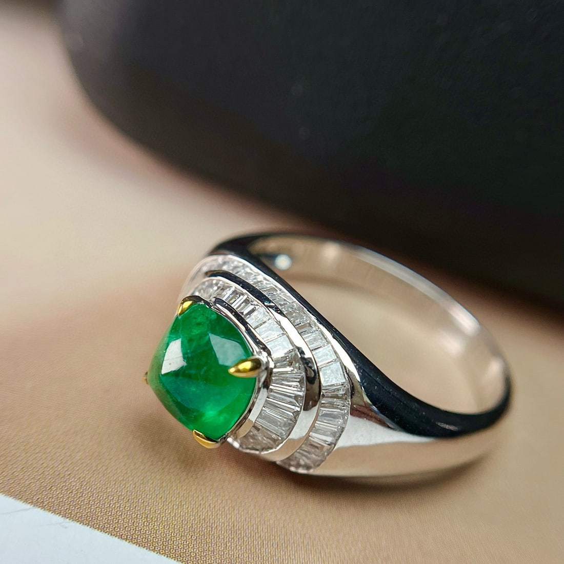 14k Gold 1.60 Ct Vivid Green Natural Emerald & Diamond Ring - 2