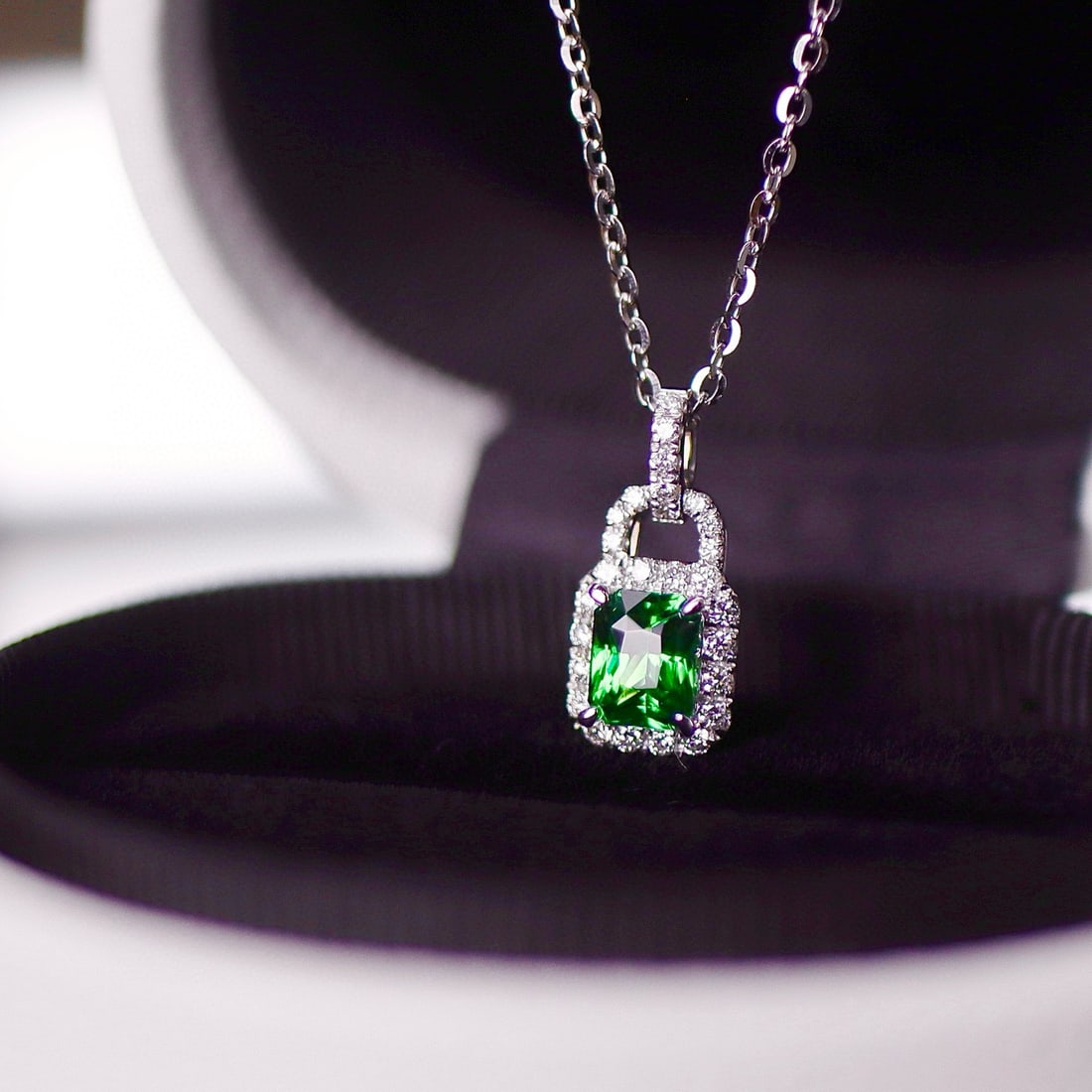 14k Gold 1.25 Ctw Vivid Green Natural Tsavorite & Diamond Pendant( Without Chain ): Ref:231088094 // gold content:14k gold // main gemstone:tsavorite // shape:octagonal // carat weight:1. 02ct // color:vivid green // treatment:natural // // adjacent gemstone 2 : diamond //