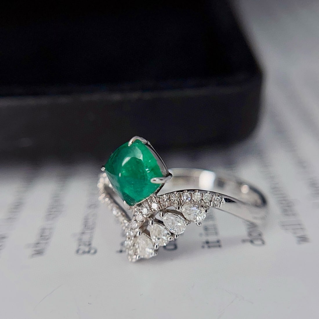 14k Gold 0.90 Ct Vivid Green Natural Emerald & Diamond Ring - 3