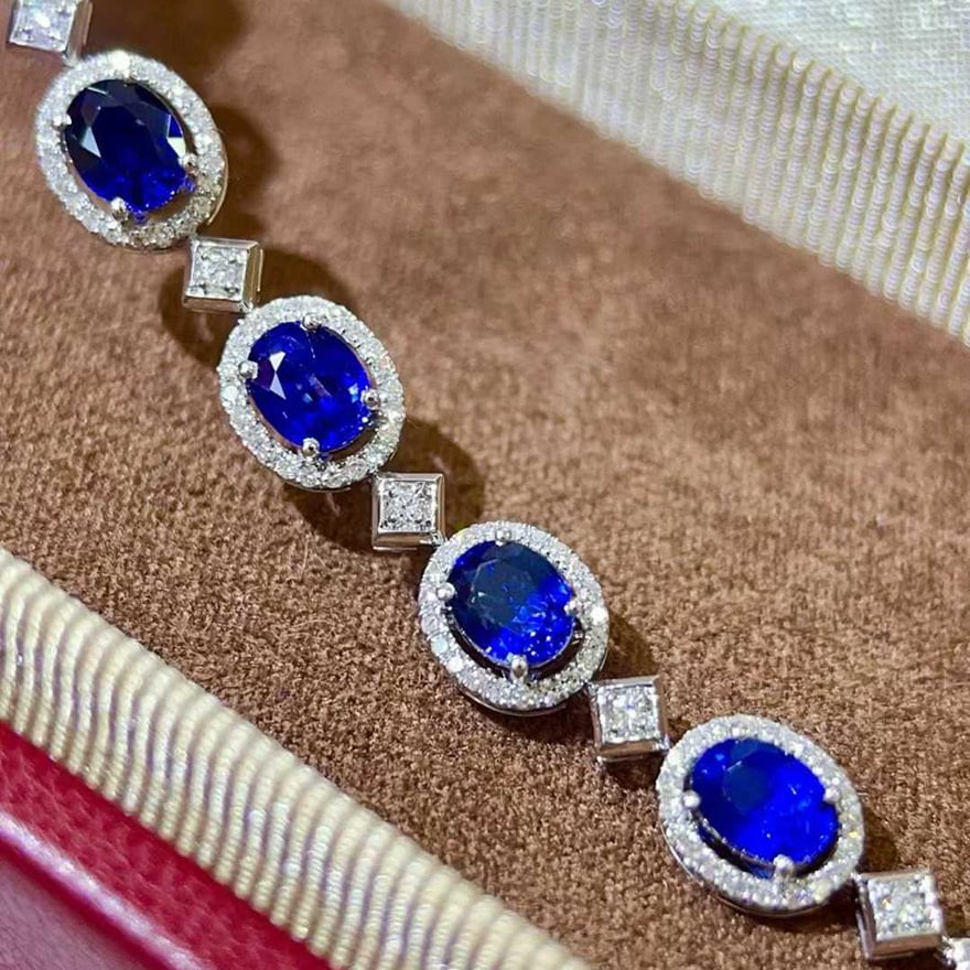 14k Gold 4.61 Ctw Natural Sapphire & Diamond Bracelet: Ref:231088104 // gold content:14k gold // main gemstone:sapphire // shape:oval // carat weight:3. 92ct // color:blue // treatment:natural // // adjacent gemstone 2 : diamond // shape:round // carat
