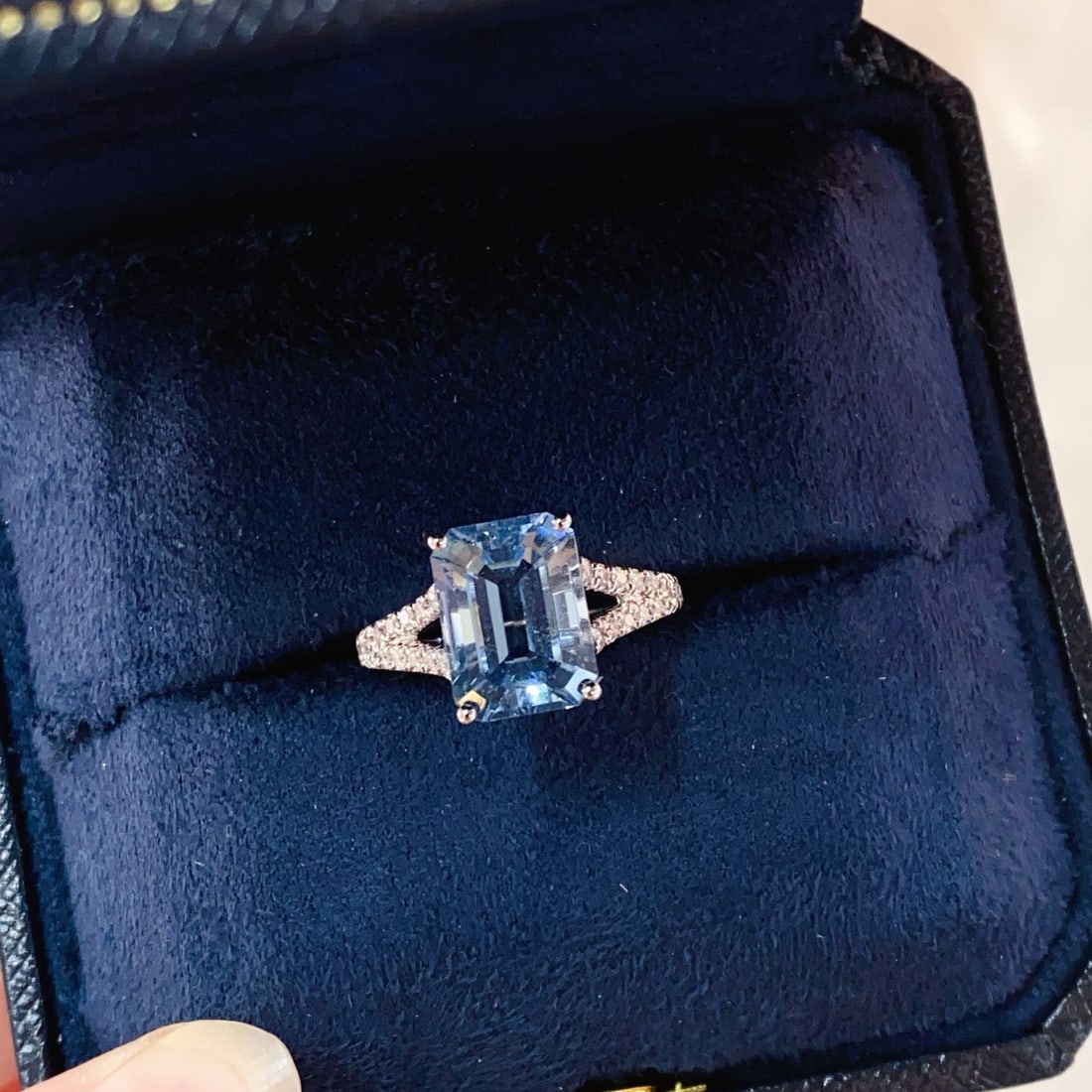 14k Gold 3.91 Ctw Natural Aquamarine & Diamond Ring: Ref:231088125 // gold content:14k gold // ring size:7. 25us // // main gemstone:aquamarine // shape:octagonal // carat weight:3. 65ct // color:santa maria color // treatment:natural // // adjacent