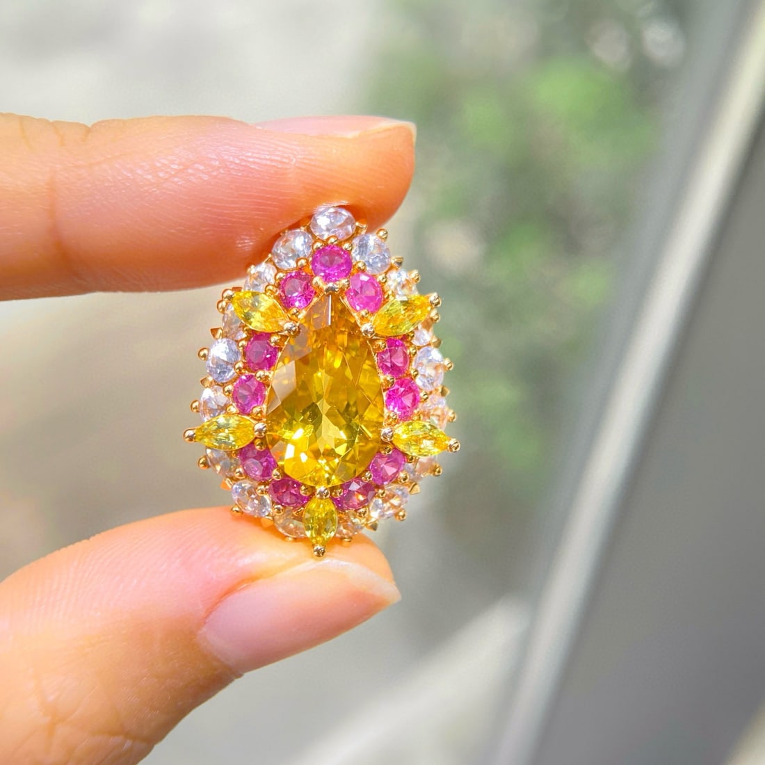 14k Gold 7.00 Ctw Natural Heliodor & Gem Pendant( Without Chain ): Ref:231088157 // gold content:14k gold // main gemstone:heliodor // shape:pear // carat weight:4. 00ct // color:yellow // treatment:natural // // adjacent gemstone 2 : gem // shape:multiple //